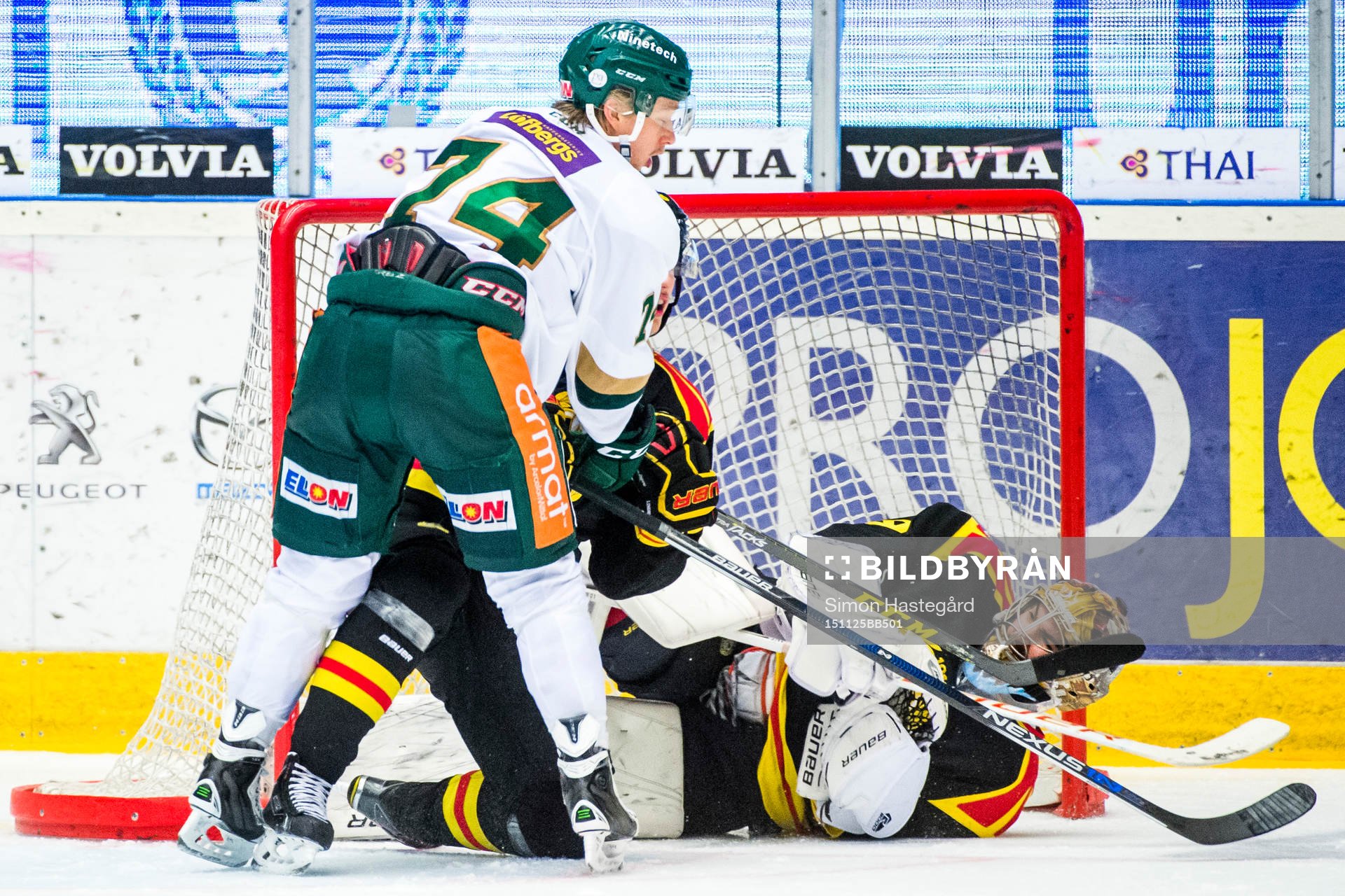 Färjestads Rasmus Asplund tacklar en Brynässpelare som i