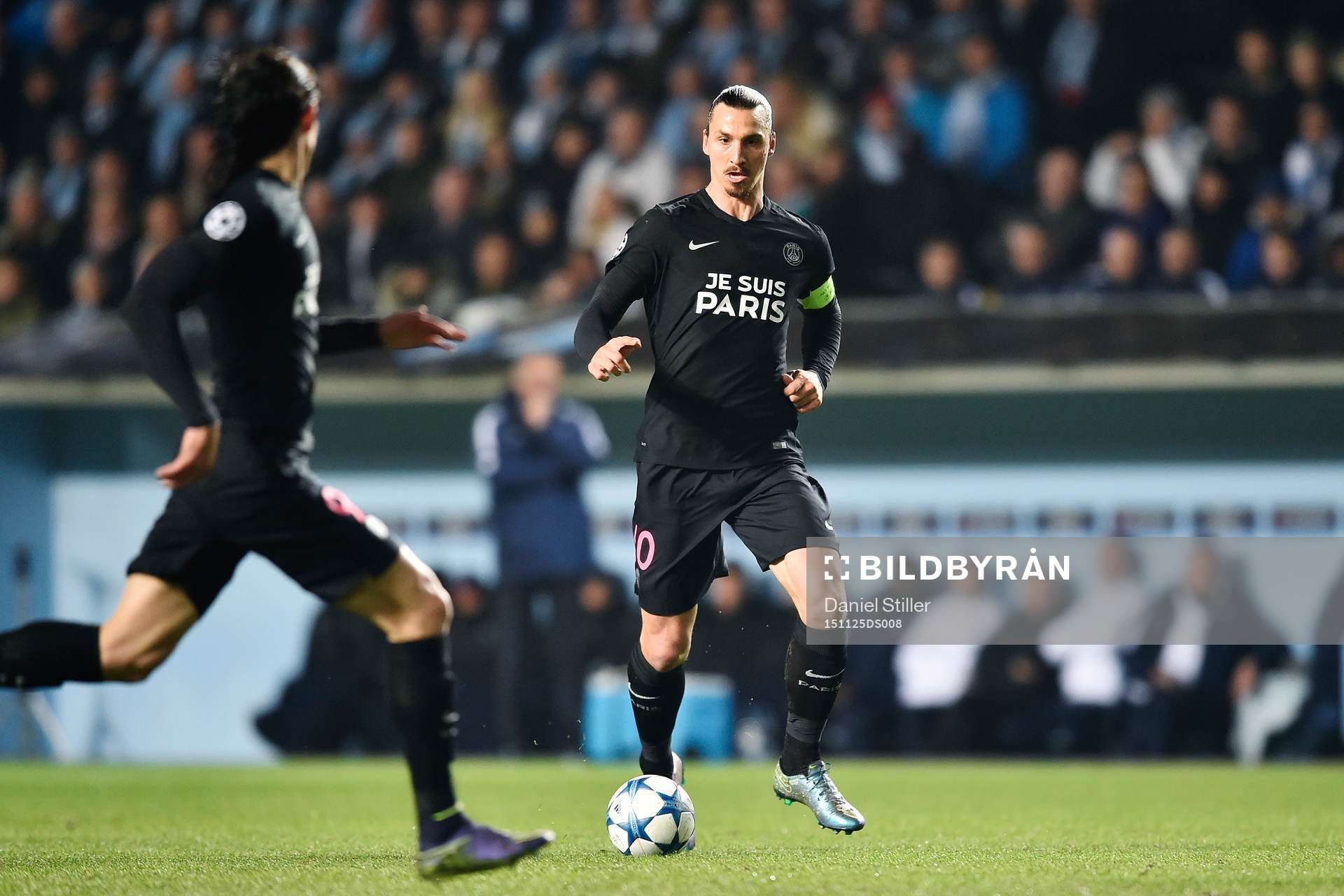 s Zlatan Ibrahimovic spelar fram till Edinson Cavani