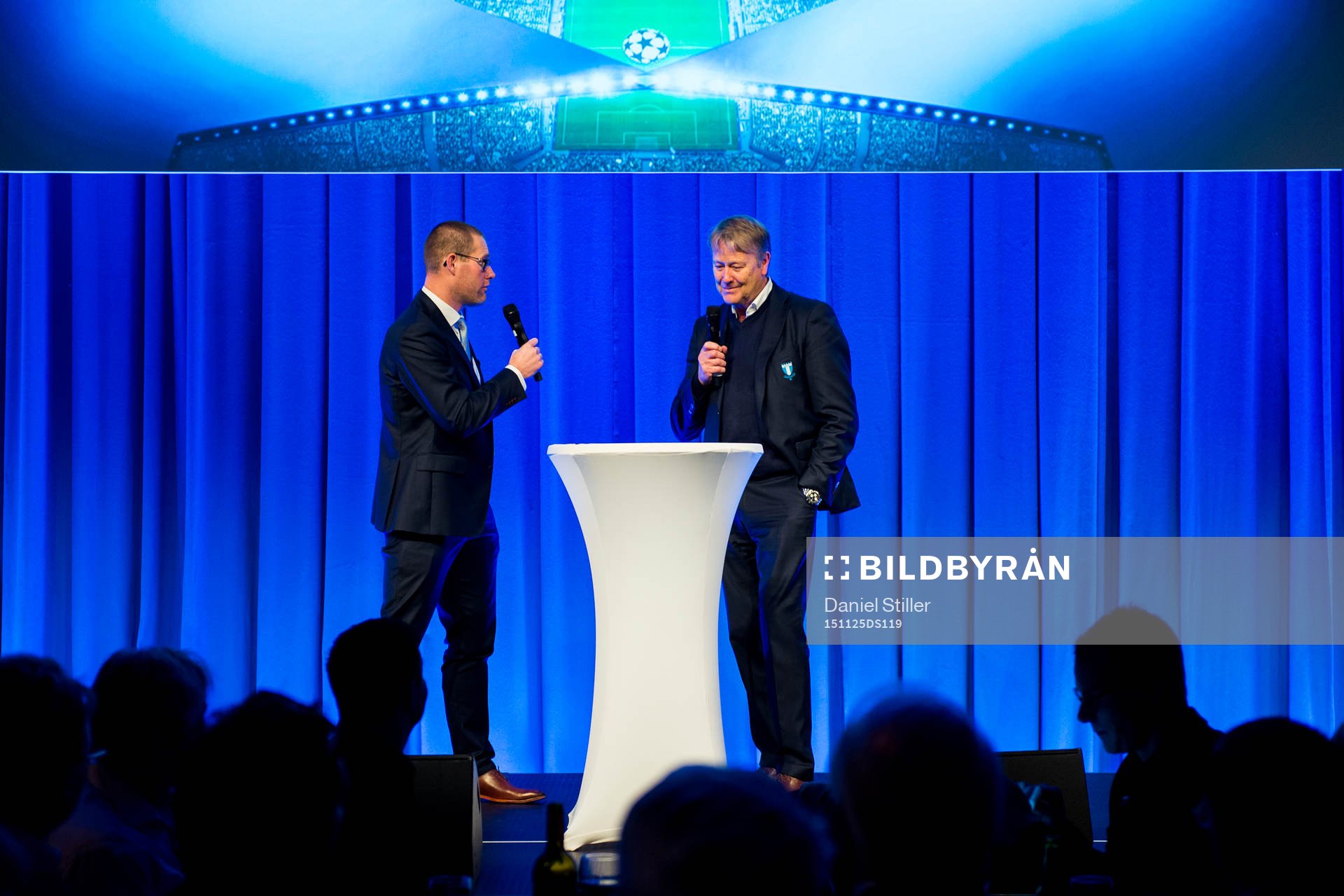 Magnus Svensson, försäljningschef i MFF, tillsammans med Malmö FFs tränare Åge Hareide inför fotbollsmatchen i Champions League mellan Malmö FF och Paris Saint Germain den 25 november 2015 i Malmö.