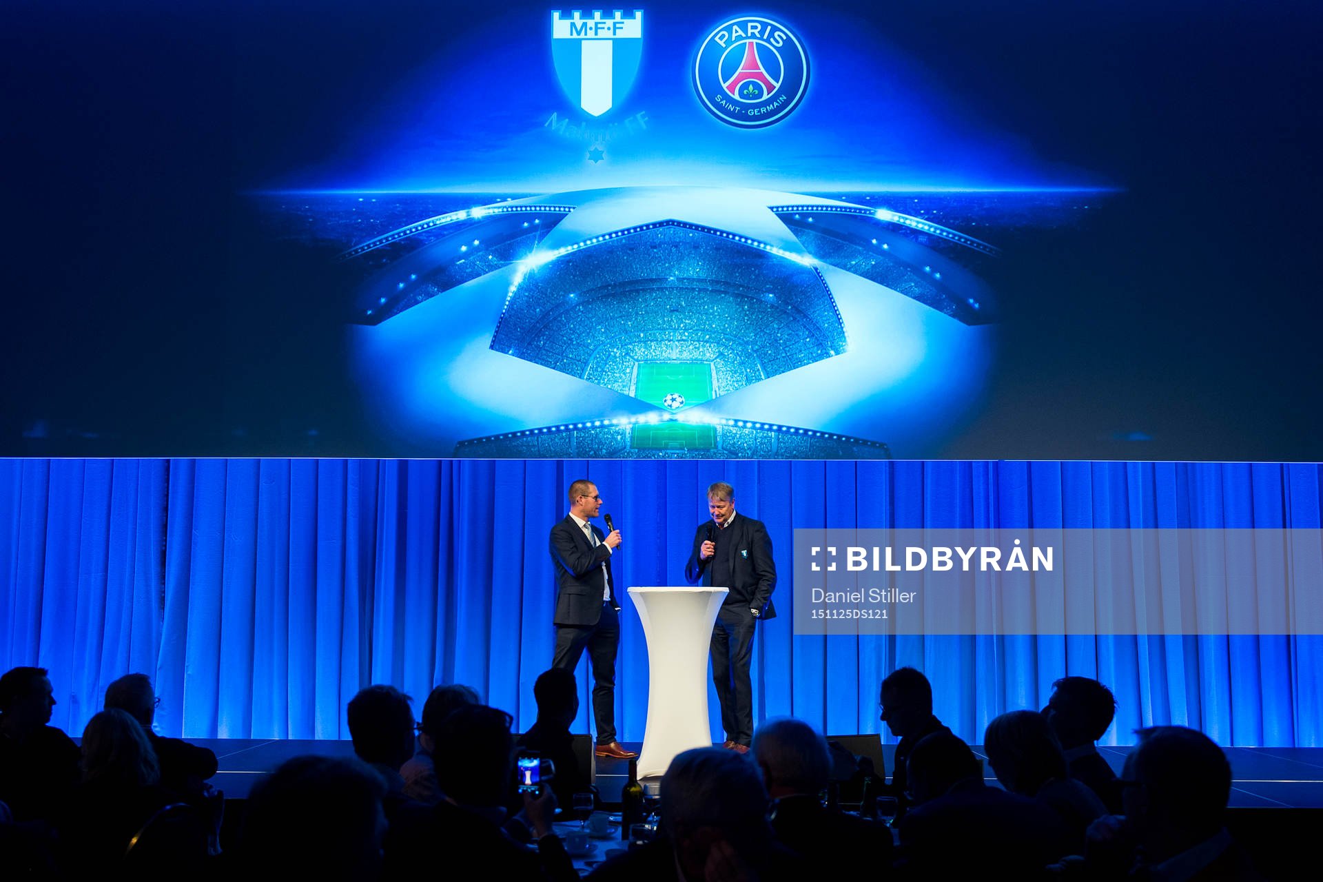 Magnus Svensson, försäljningschef i MFF, tillsammans med Malmö FFs tränare Åge Hareide inför fotbollsmatchen i Champions League mellan Malmö FF och Paris Saint Germain den 25 november 2015 i Malmö.