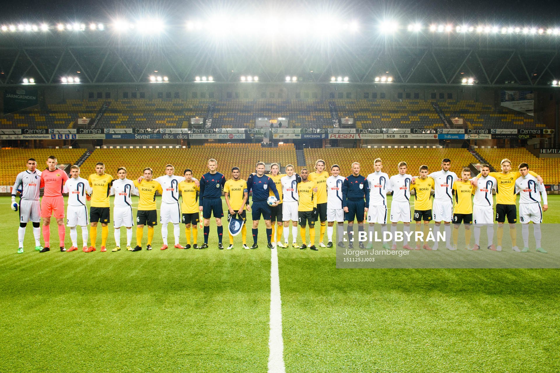 Elfsborgs och FK Rads samt domarna innan en fotbollsmatch i