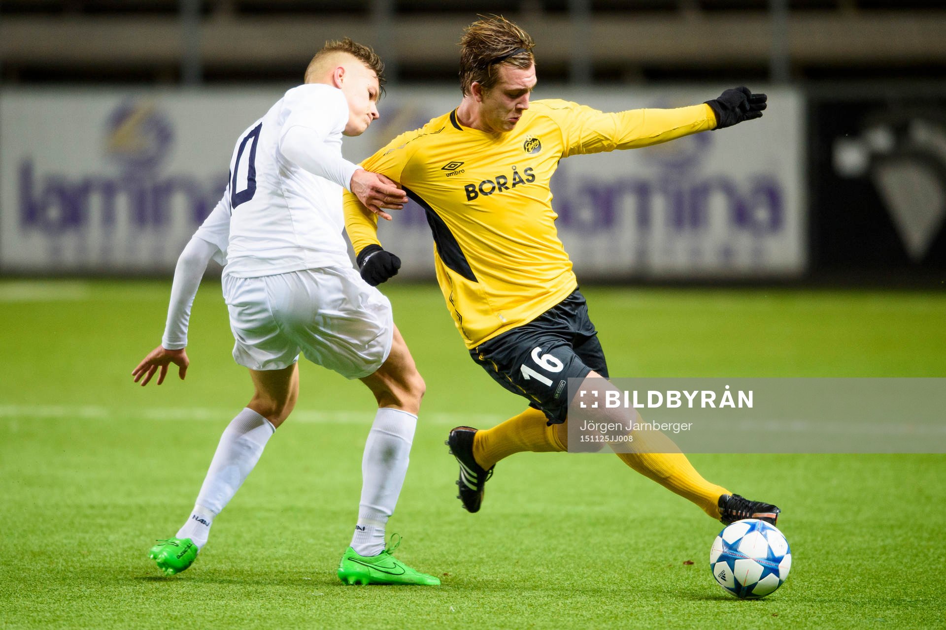 Elfsborgs Noel Jonsson tar sig förbi FK Rads Aleksandar