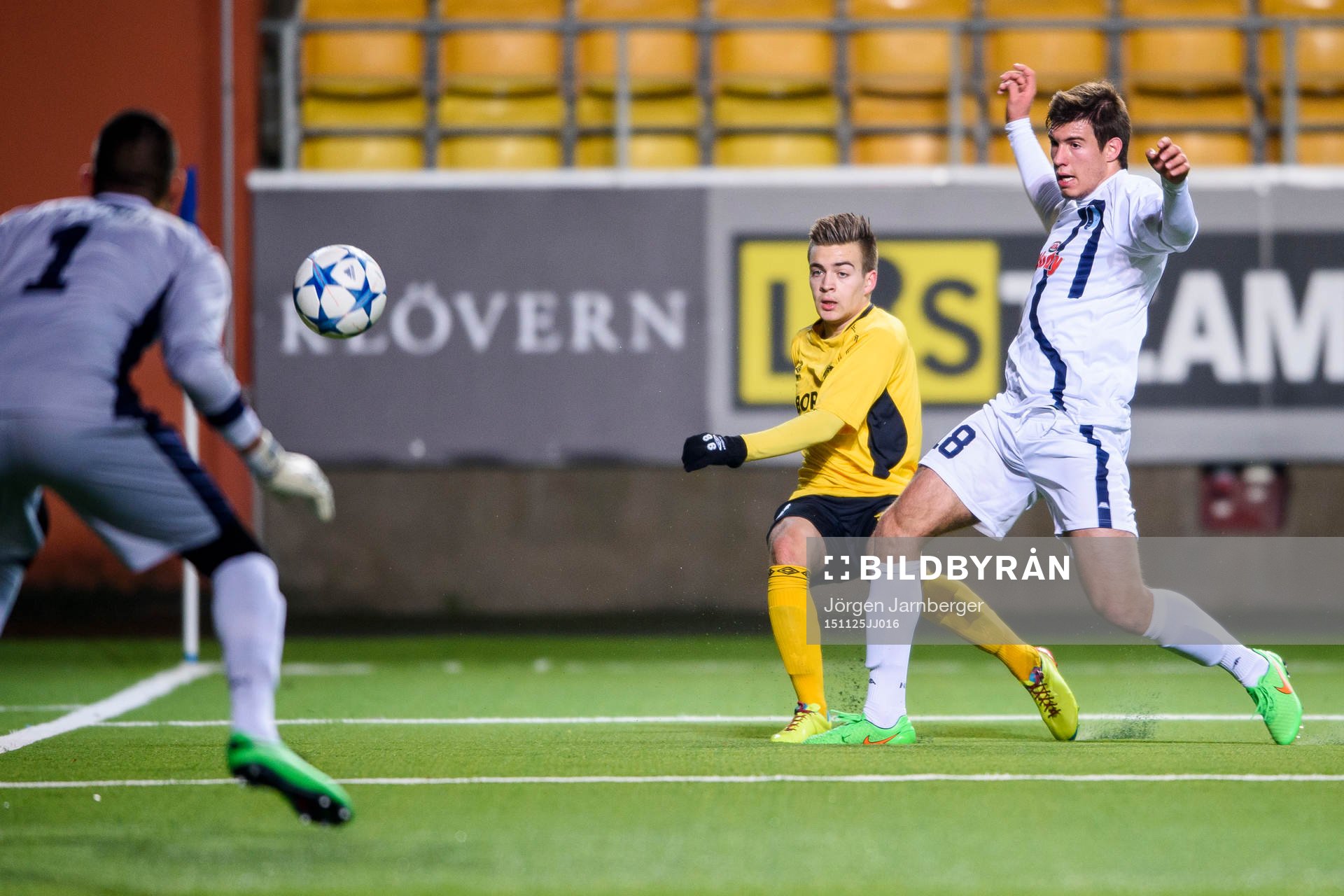 Elfsborgs Oscar Iglicar Berntsson lägger inlägg förbi FK