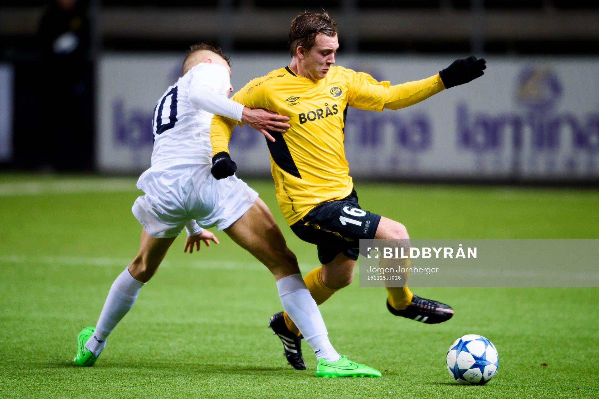 Elfsborgs Noel Jonsson tar sig förbi FK Rads Aleksandar