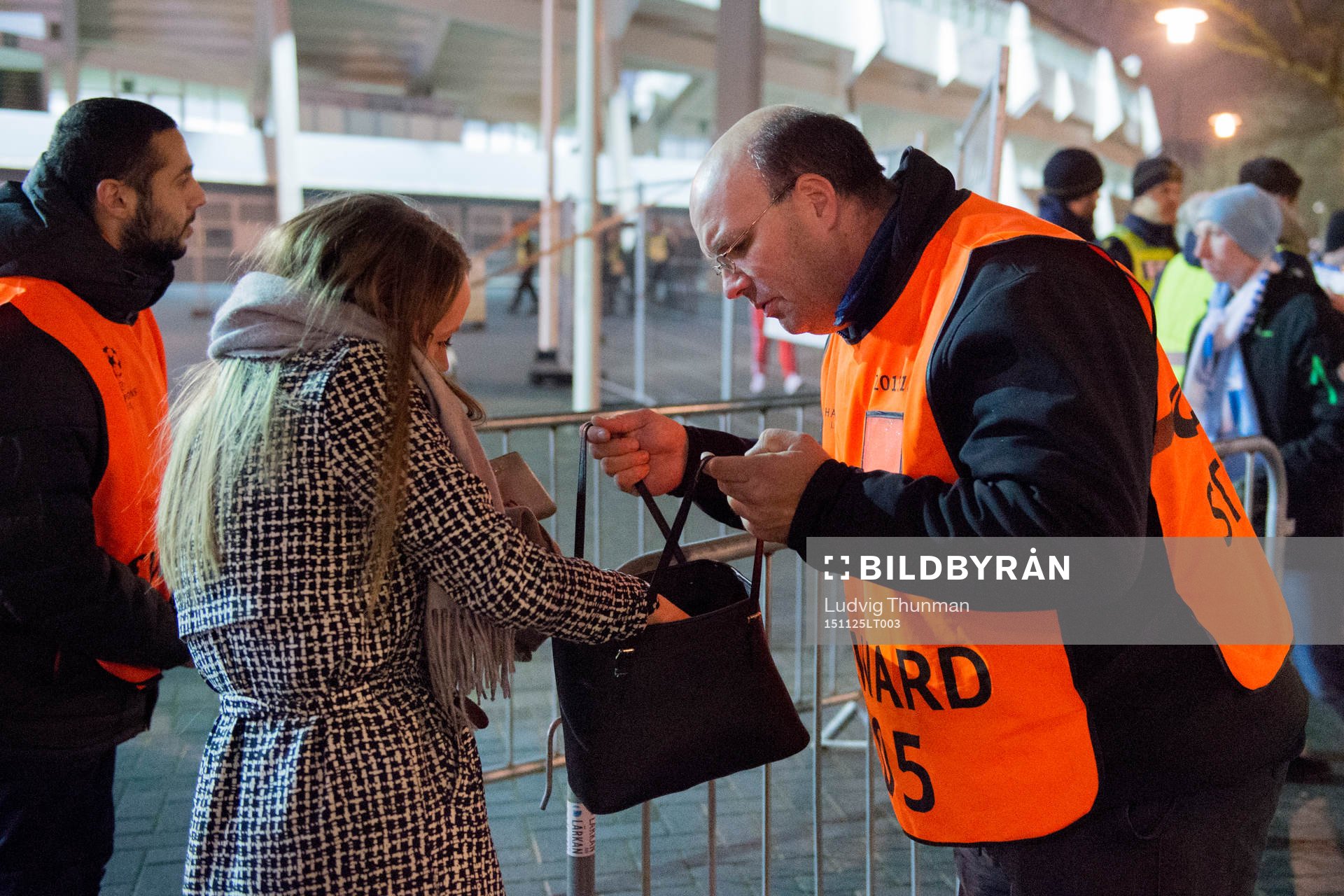 En publikvärd söker igenom en väska vid insläppet till