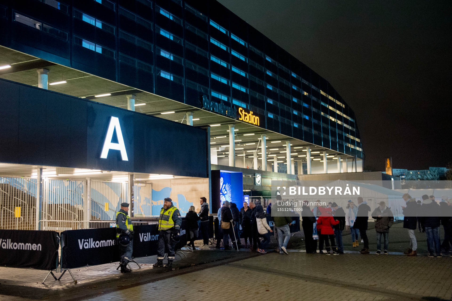 Åskådare köar in till fotbollsmatchen i Champions League