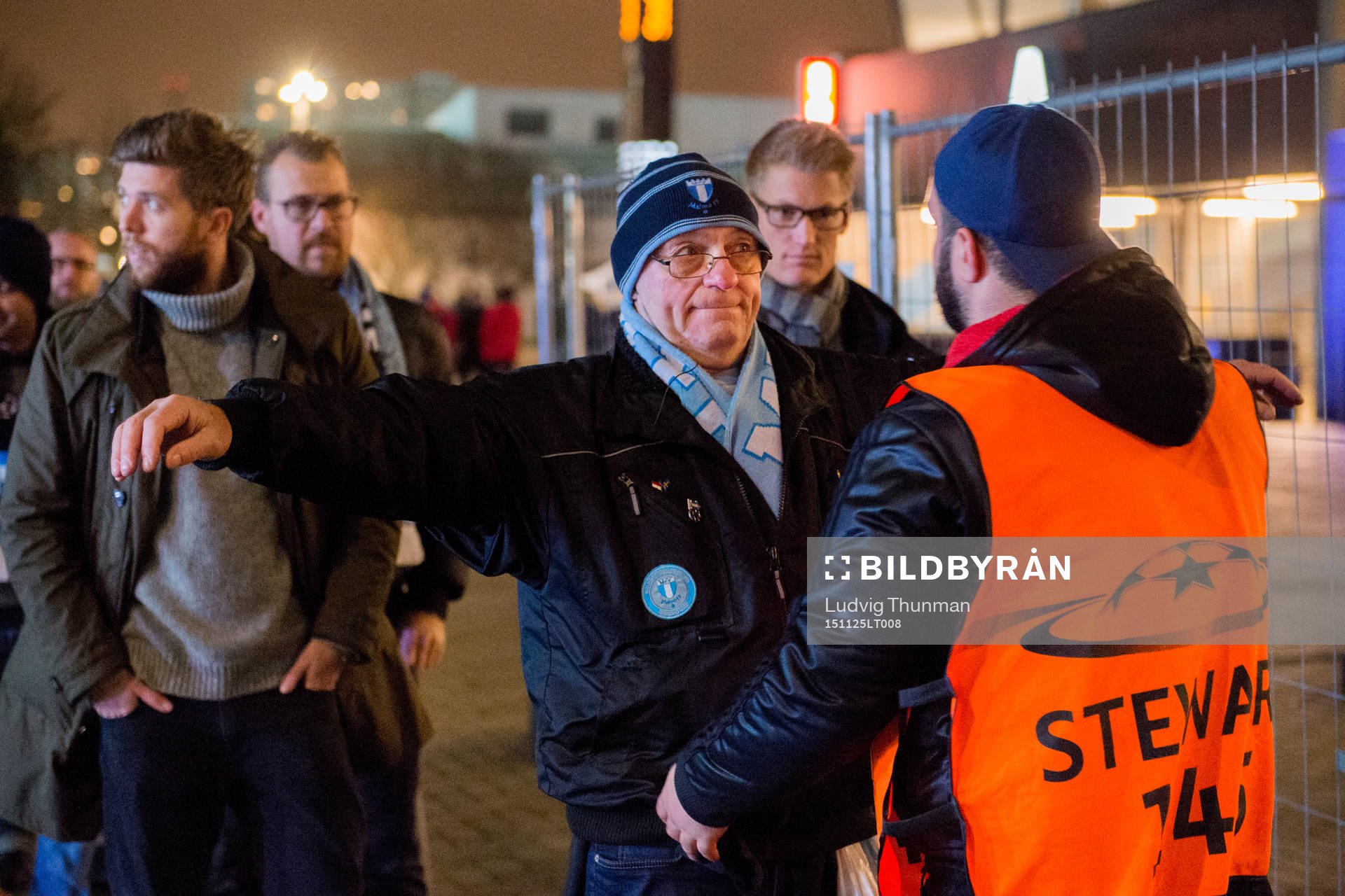 En publikvärd visiterar en person vid insläppet till