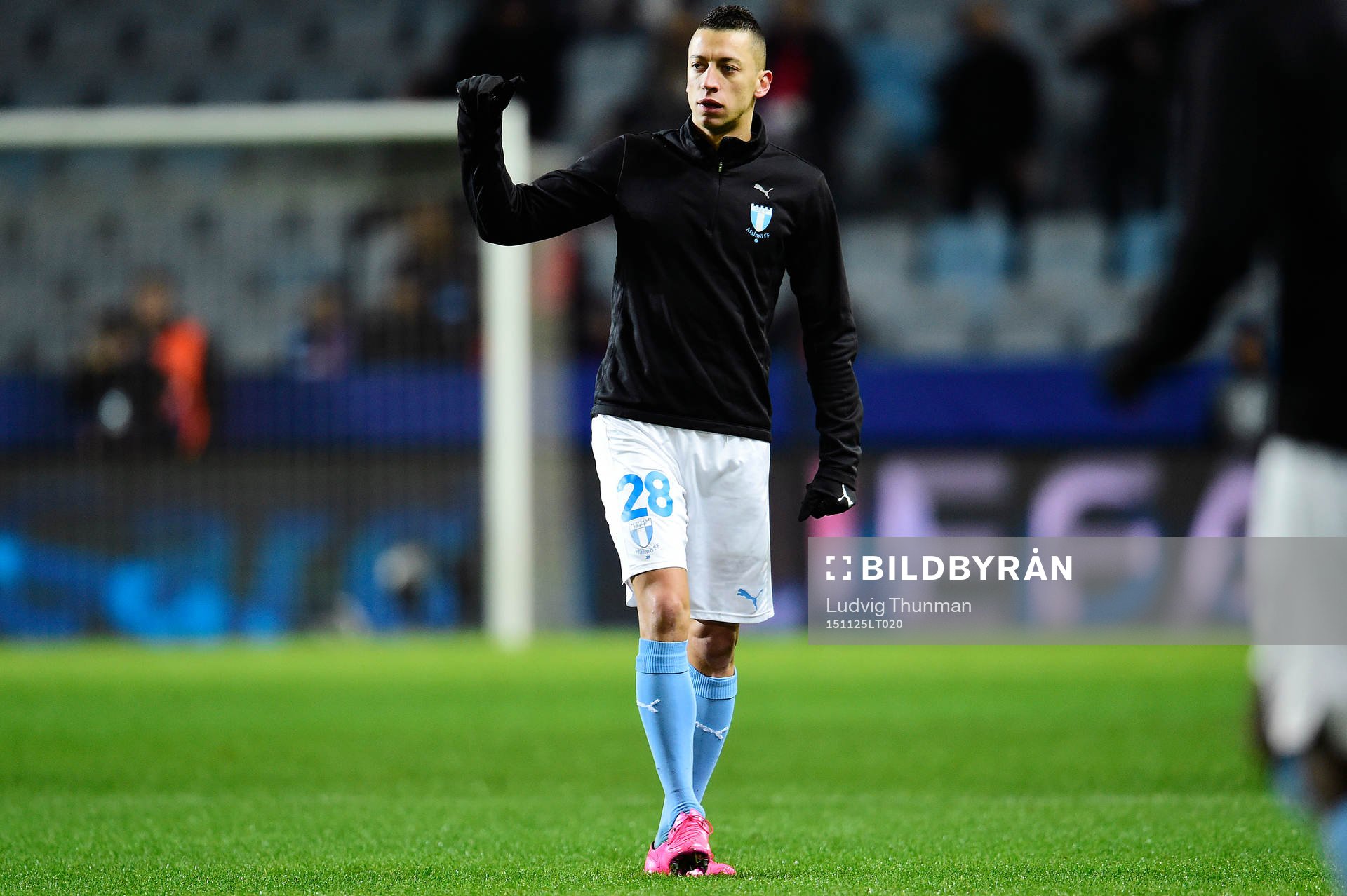 Malmö FFs Nikola Djurjic värmer upp