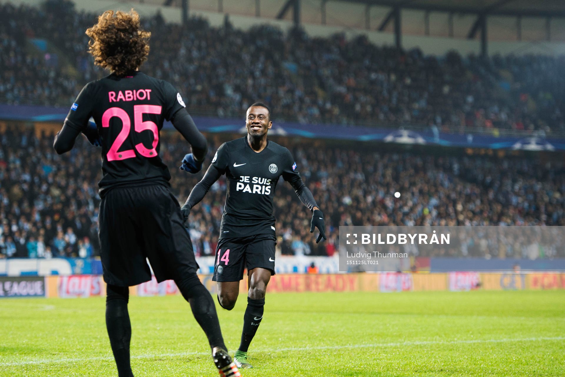 PSG:s Adrien Rabiot gör 0-1 och jublar med Blaise Matuidi under fotbollsmatchen i Champions League mellan Malmö FF och Paris Saint Germain den 25 november 2015 i Malmö.