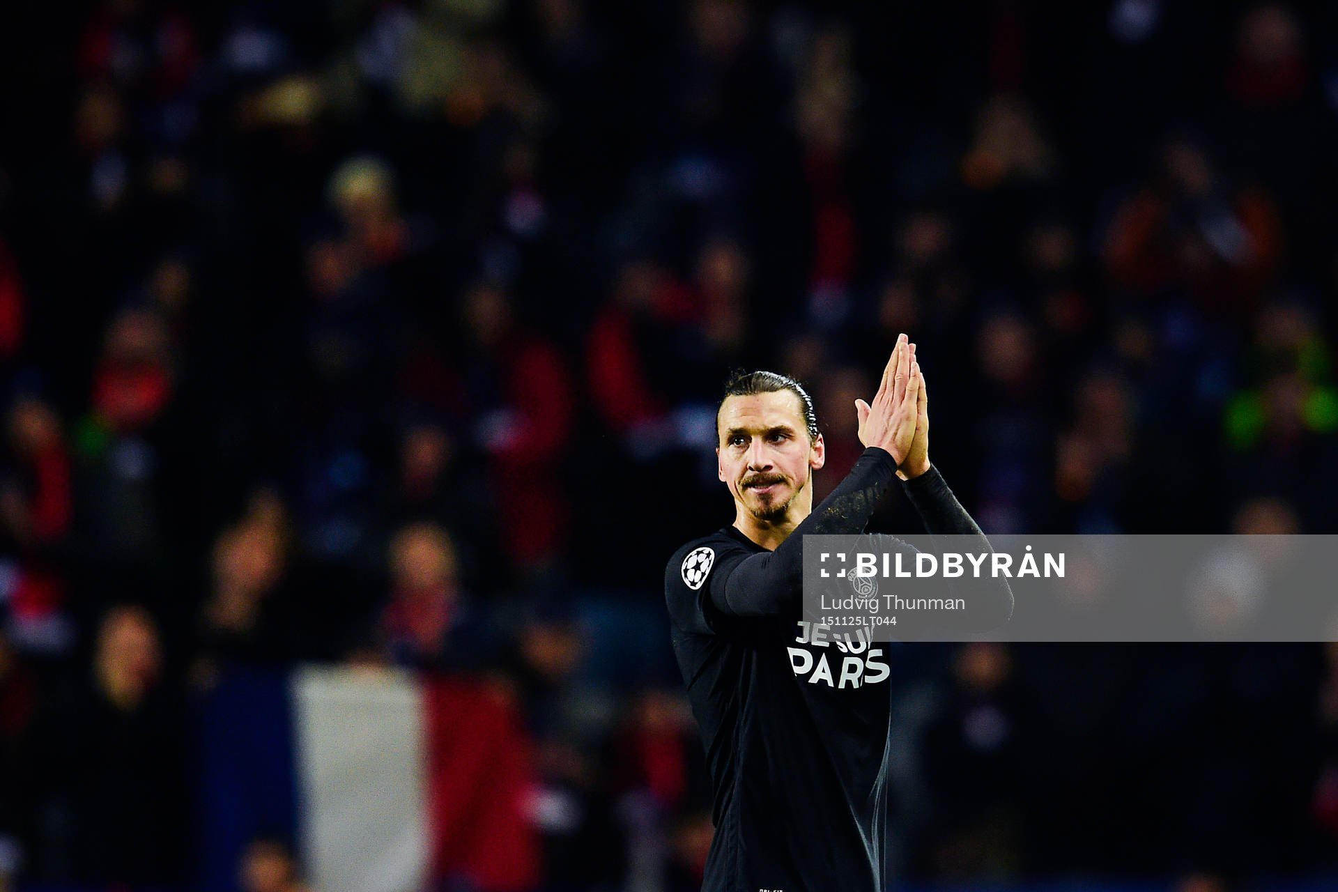 s Zlatan Ibrahimovic tackar publiken när han byts ut