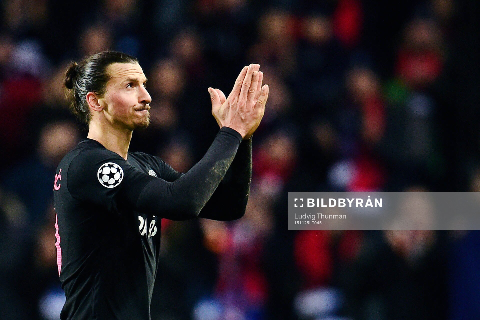 s Zlatan Ibrahimovic tackar publiken när han byts ut