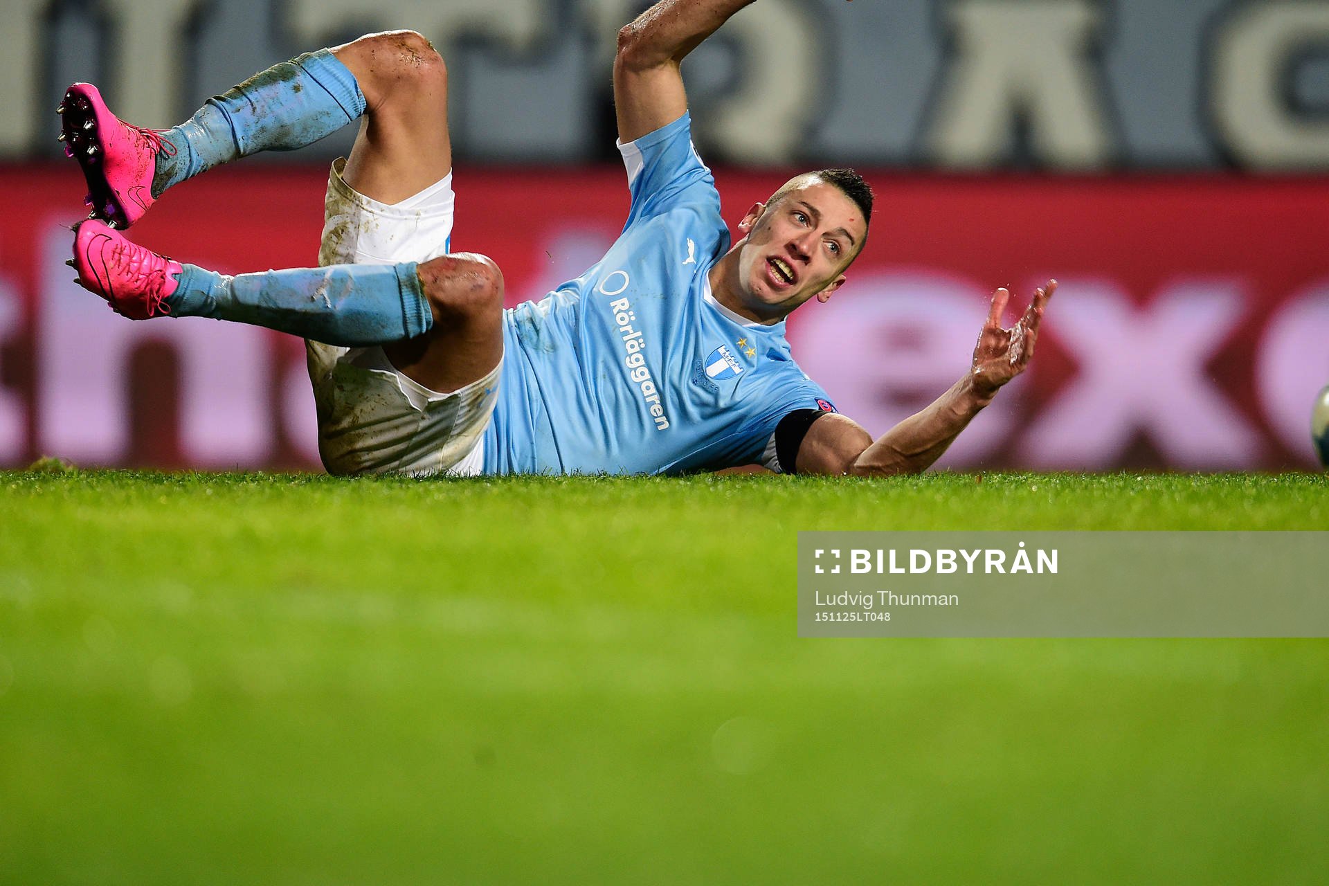 Malmö FFs Nikola Djurjic faller och Malmö tilldelas en