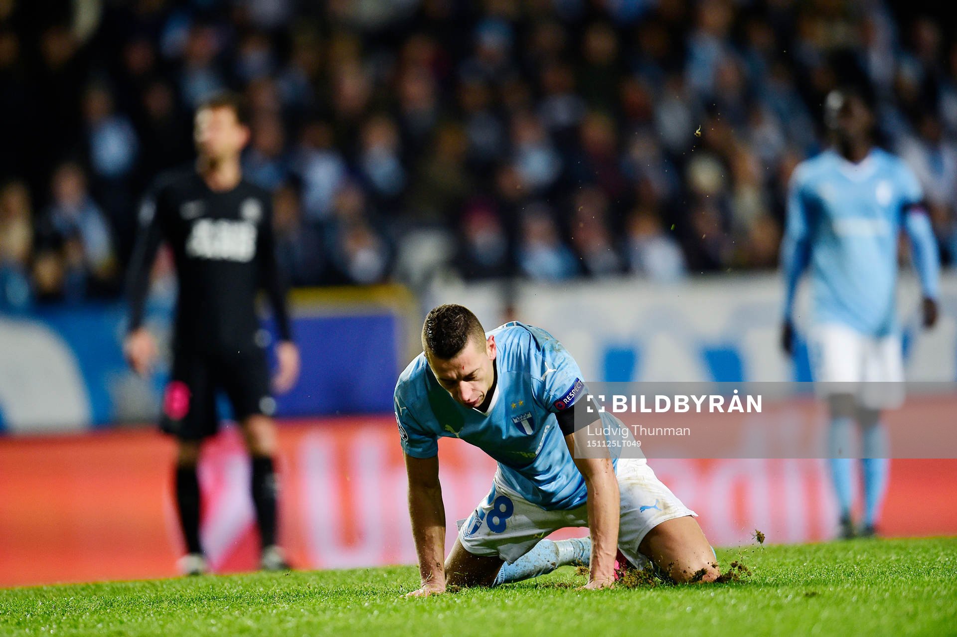 Malmö FFs Nikola Djurjic faller och Malmö tilldelas en