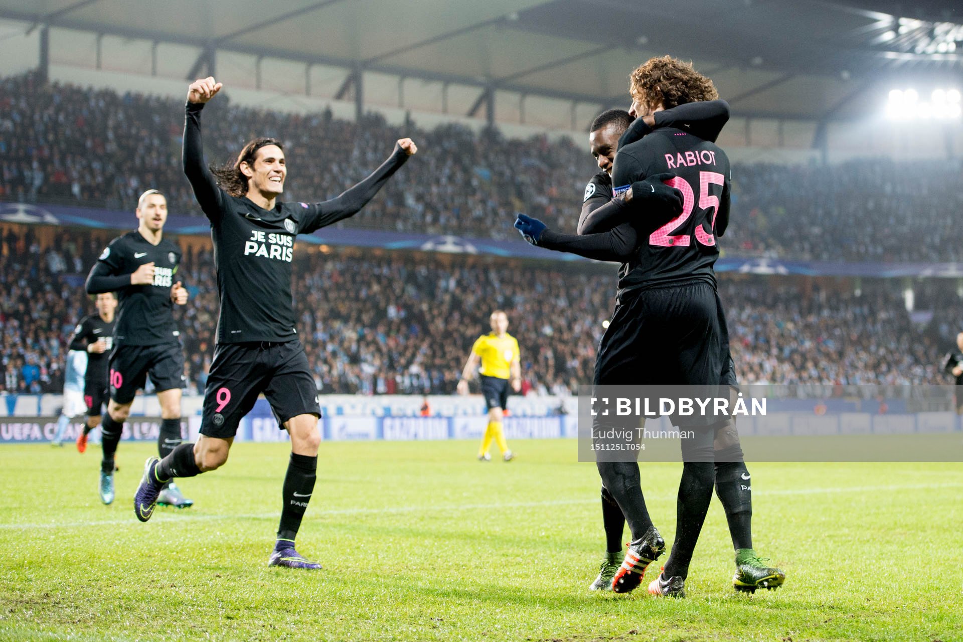 s Blaise Matuidi och Edinson Cavani (tv) kramar om Adrien