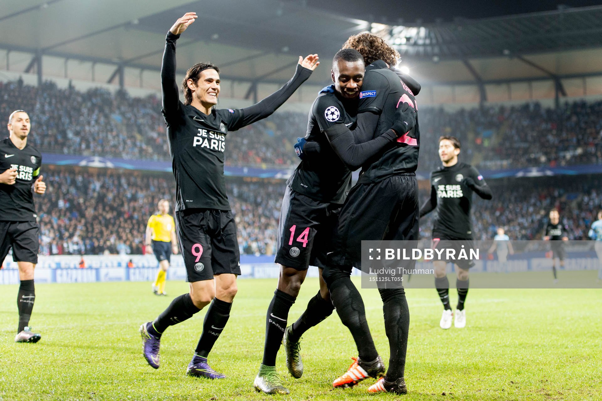 s Blaise Matuidi och Edinson Cavani (tv) kramar om Adrien