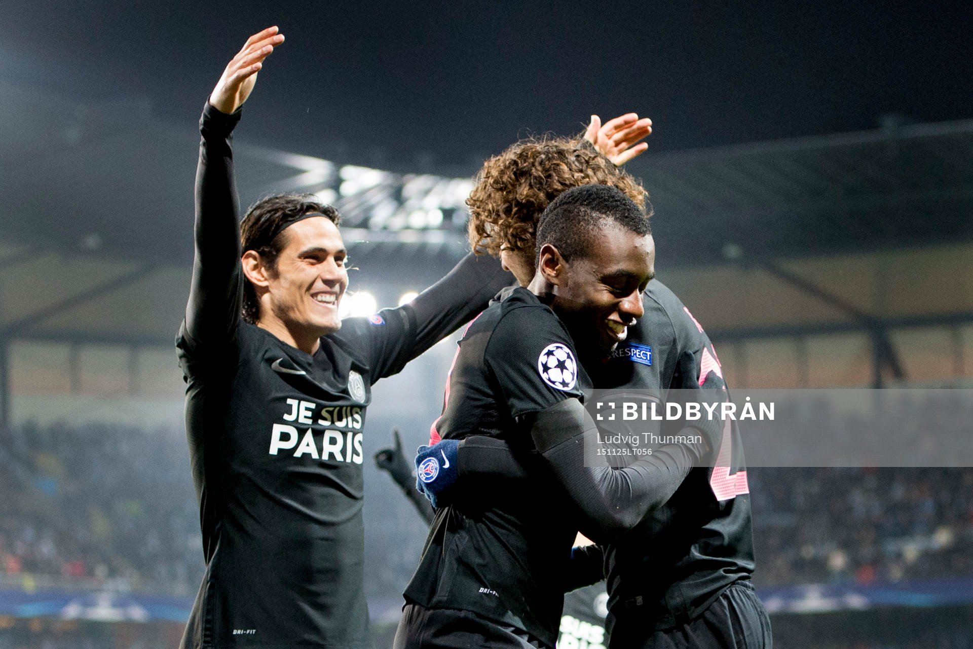 s Blaise Matuidi och Edinson Cavani (tv) kramar om Adrien