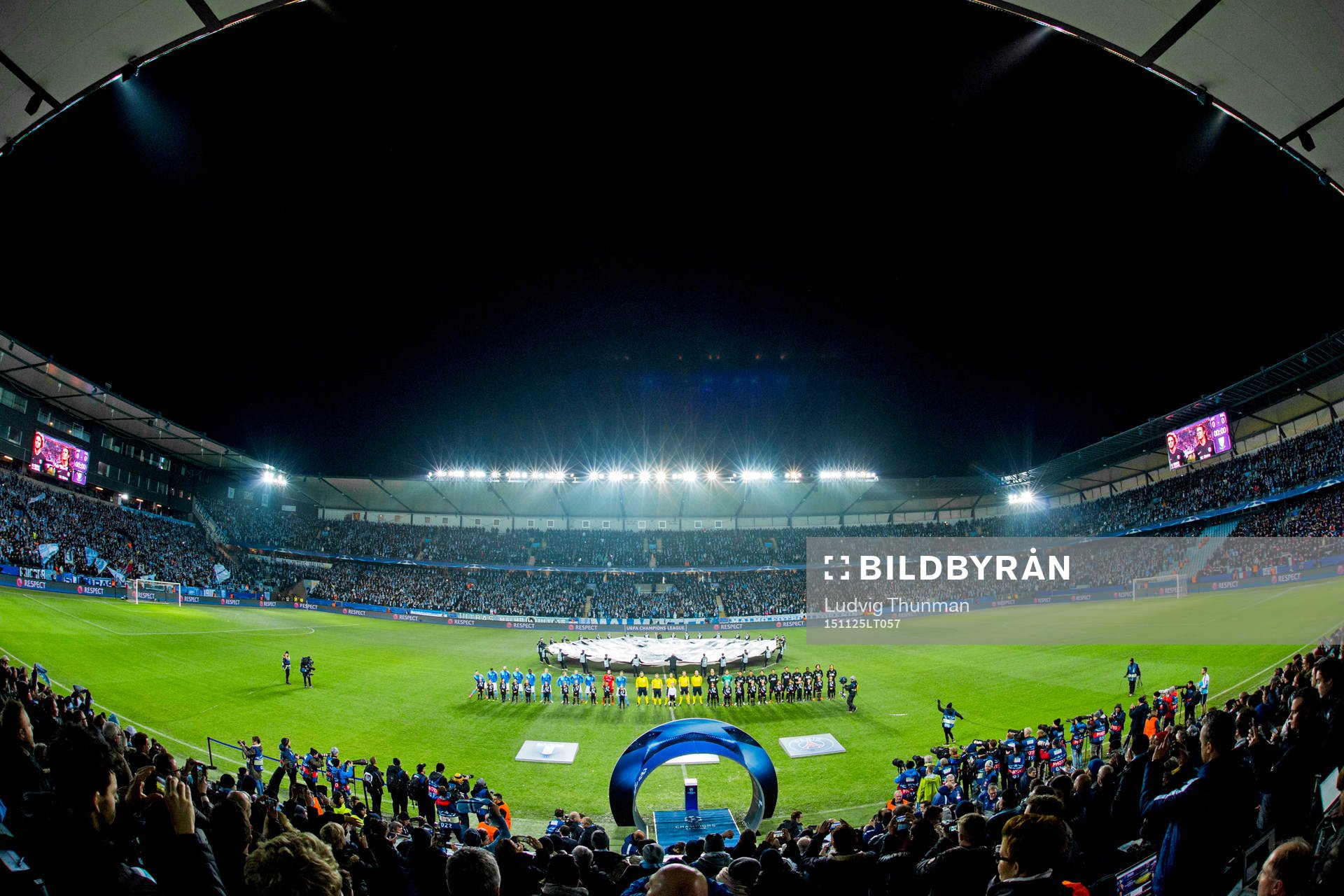 Översiktsbild över Swedbank Stadion under inmarschen till fotbollsmatchen i Champions League mellan Malmö FF och Paris Saint Germain den 25 november 2015 i Malmö.