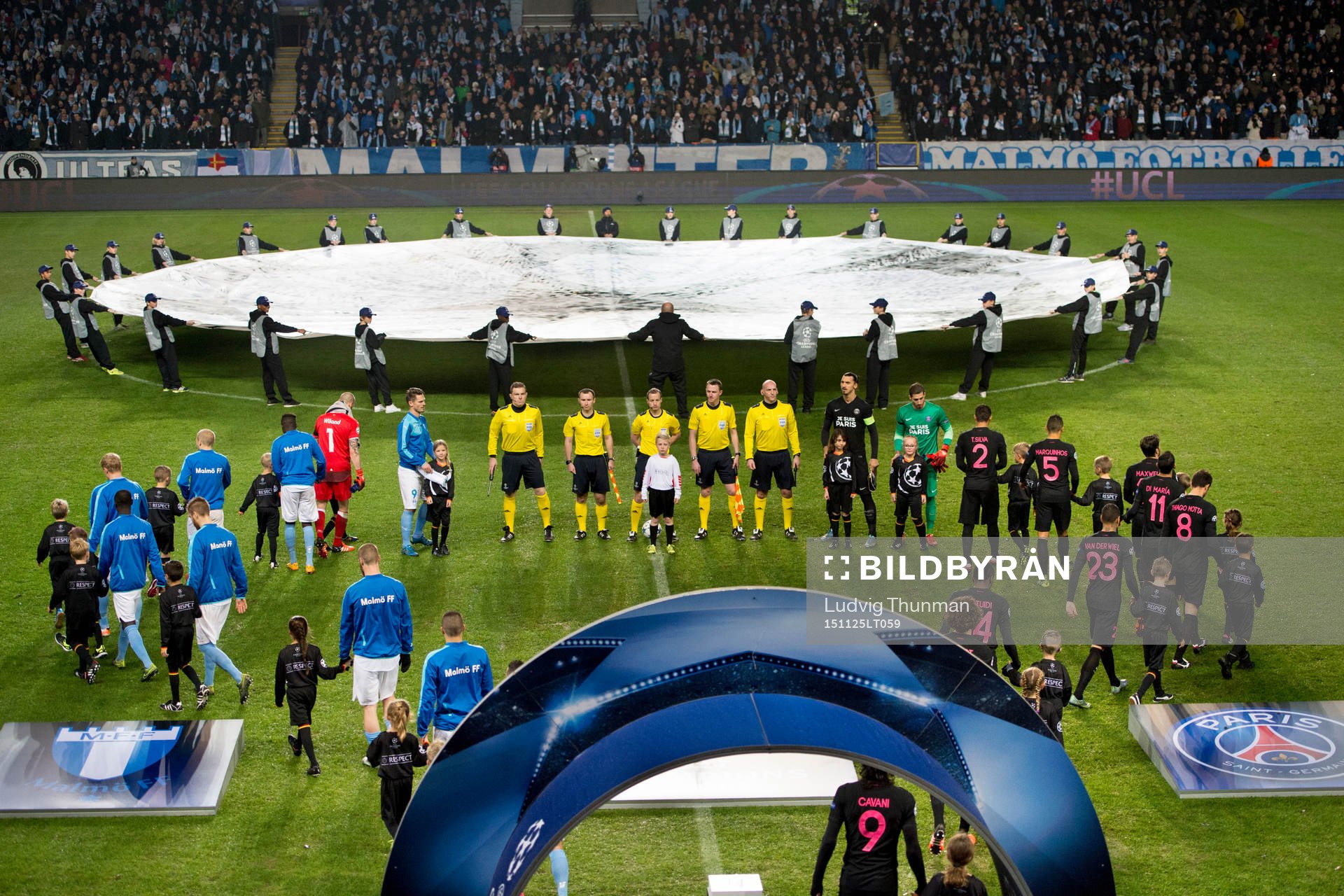 Lagen kommer ut på plan inför fotbollsmatchen i Champions League mellan Malmö FF och Paris Saint Germain den 25 november 2015 i Malmö.