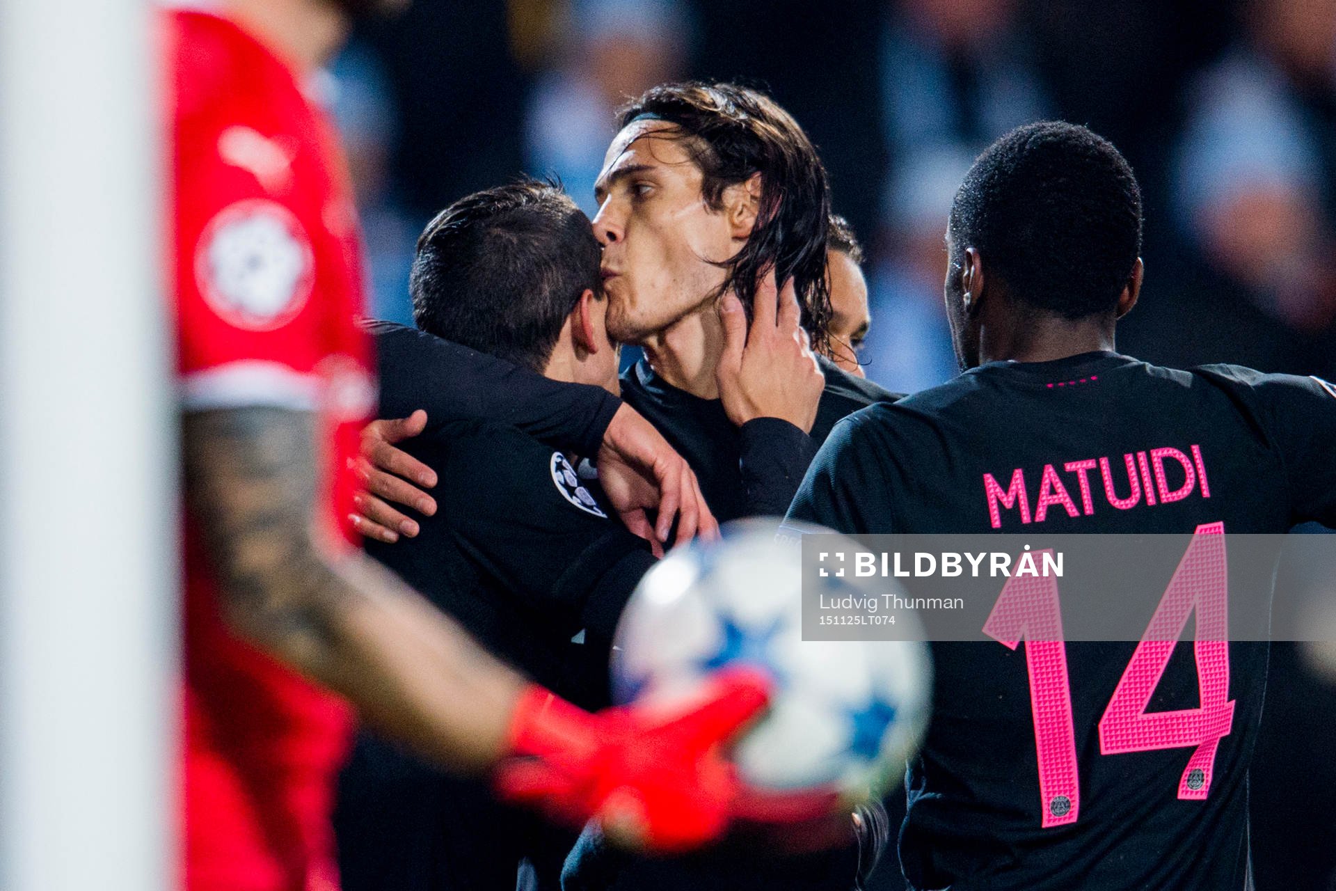 s Edinson Cavani kysser Angel Di Maria (tv) på pannan