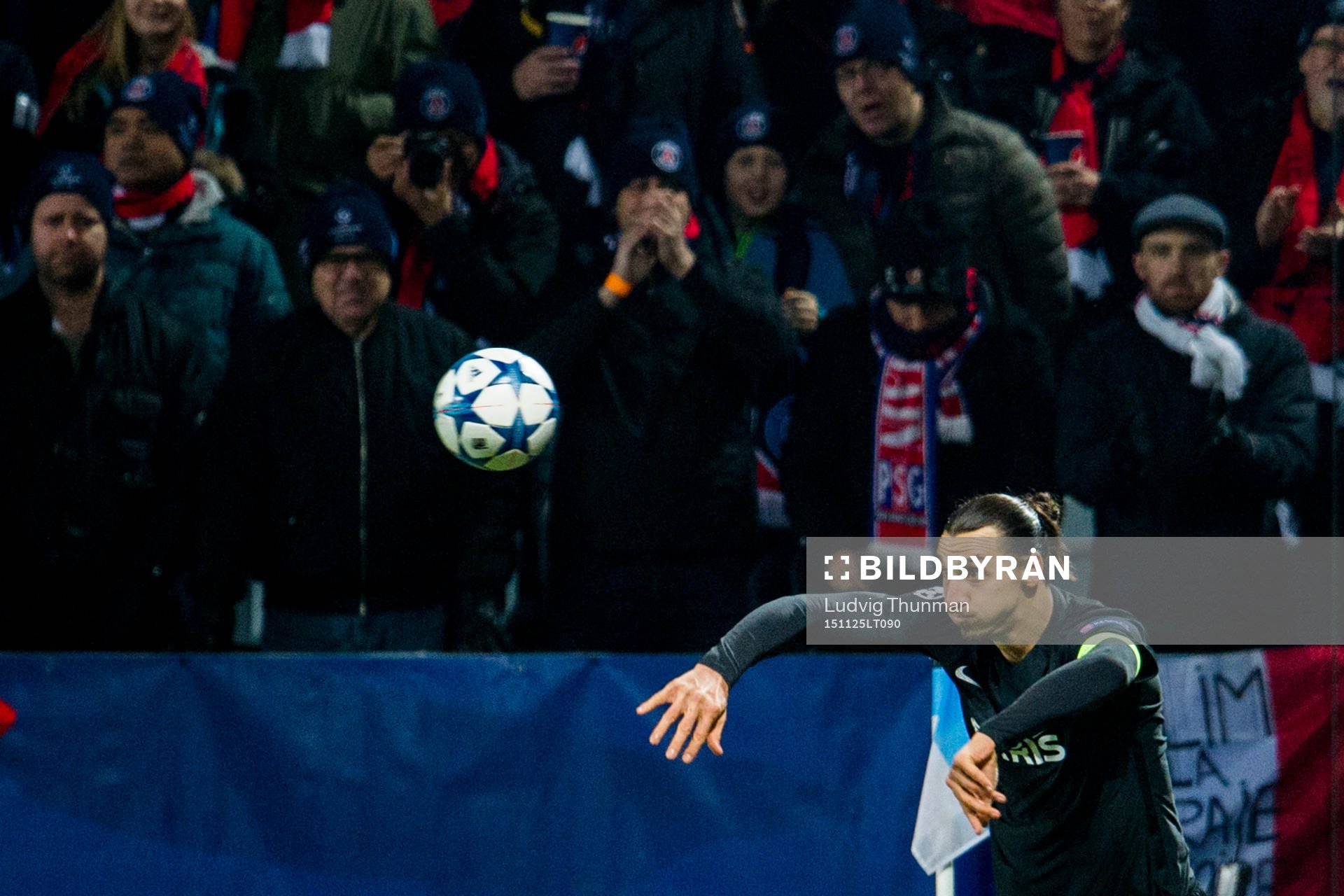 s Zlatan Ibrahimovic lägger ett inkast