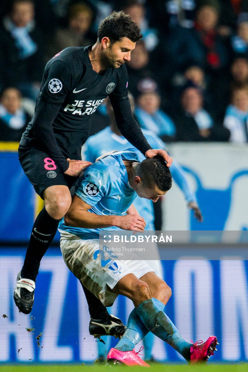 PSG:s Thiago Motta och Malmö FFs Nikola Djurjic under fotbollsmatchen i Champions League mellan Malmö FF och Paris Saint Germain den 25 november 2015 i Malmö.