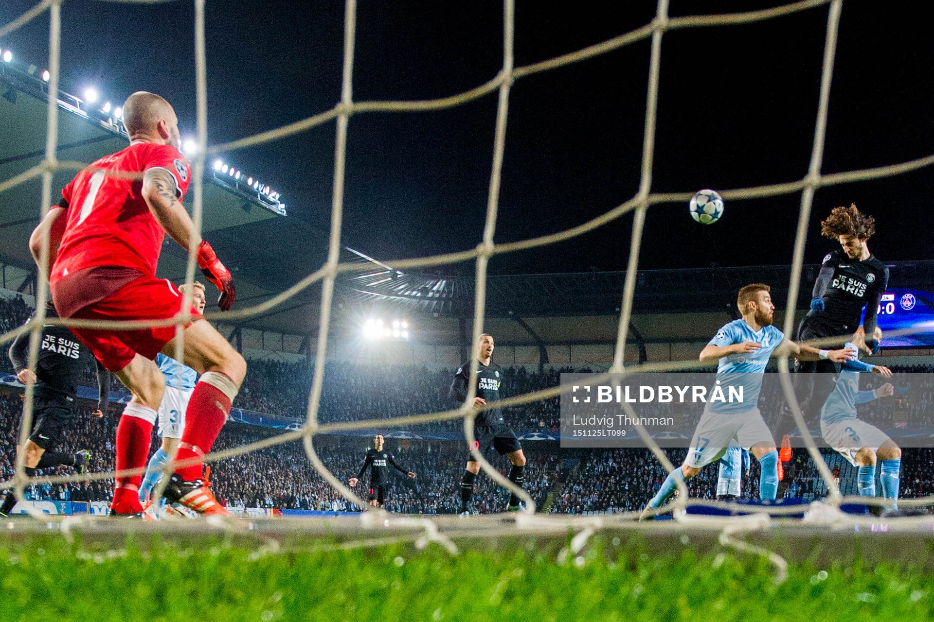s Adrien Rabiot gör 0-1 bakom Malmö FFs målvakt Johan