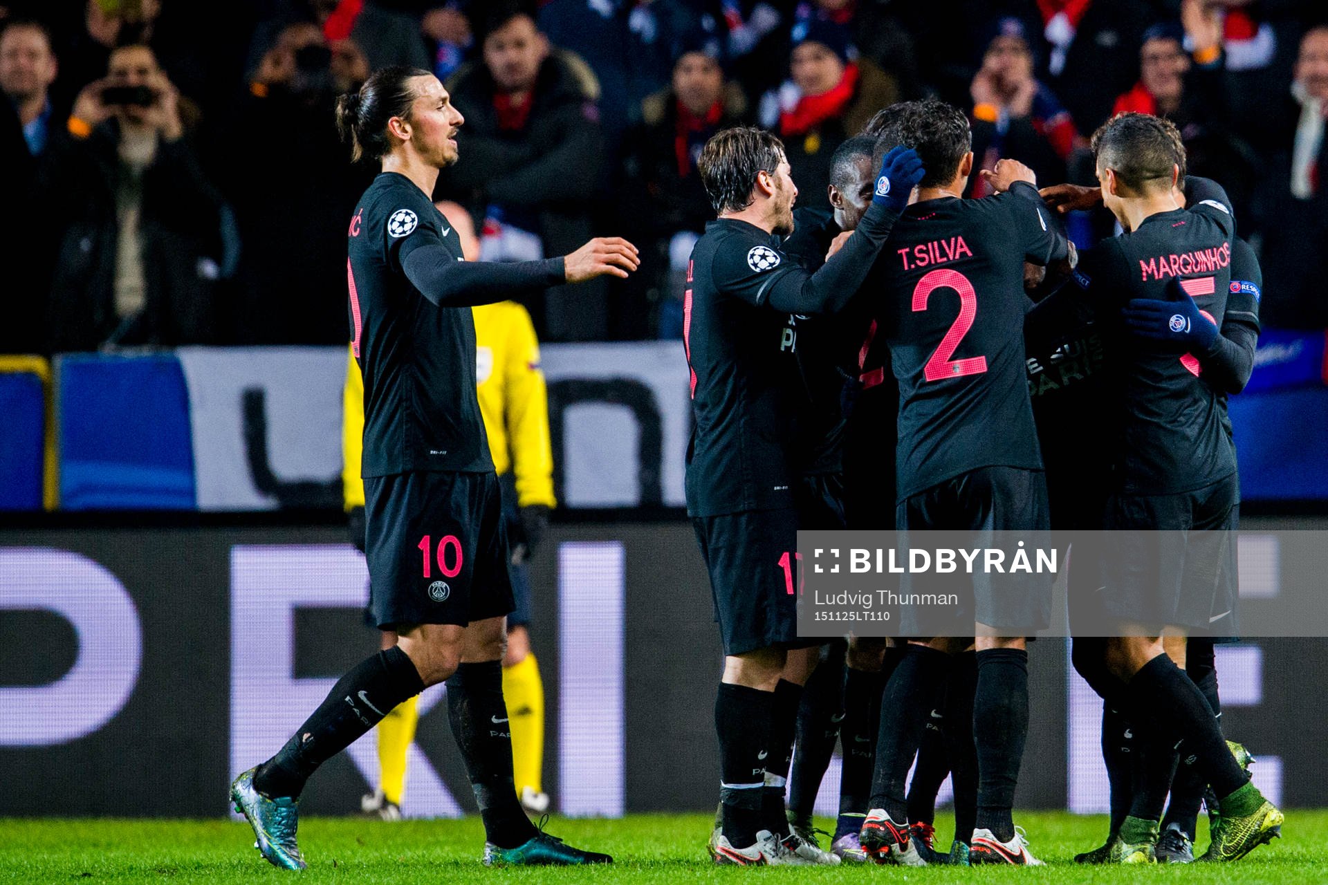 PSG:s Zlatan Ibrahimovic firar 0-5 med lagkamraterna under fotbollsmatchen i Champions League mellan Malmö FF och Paris Saint Germain den 25 november 2015 i Malmö.