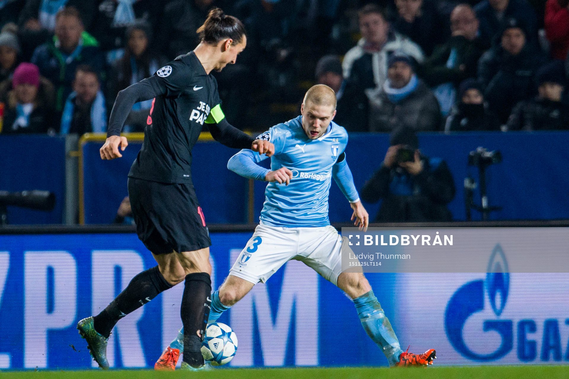 s Zlatan Ibrahimovic utmanar Malmö FFs Anton Tinnerholm