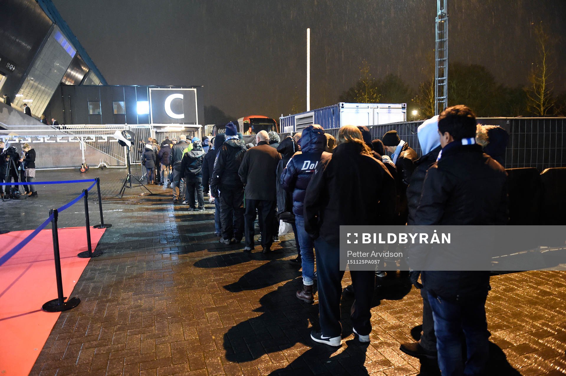 Långa köer utanför Malmö Stadion