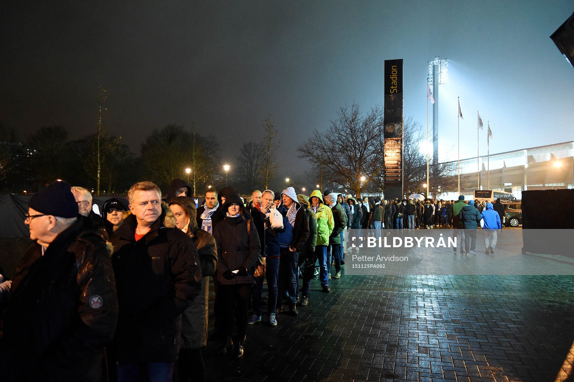 Långa köer utanför Malmö Stadion