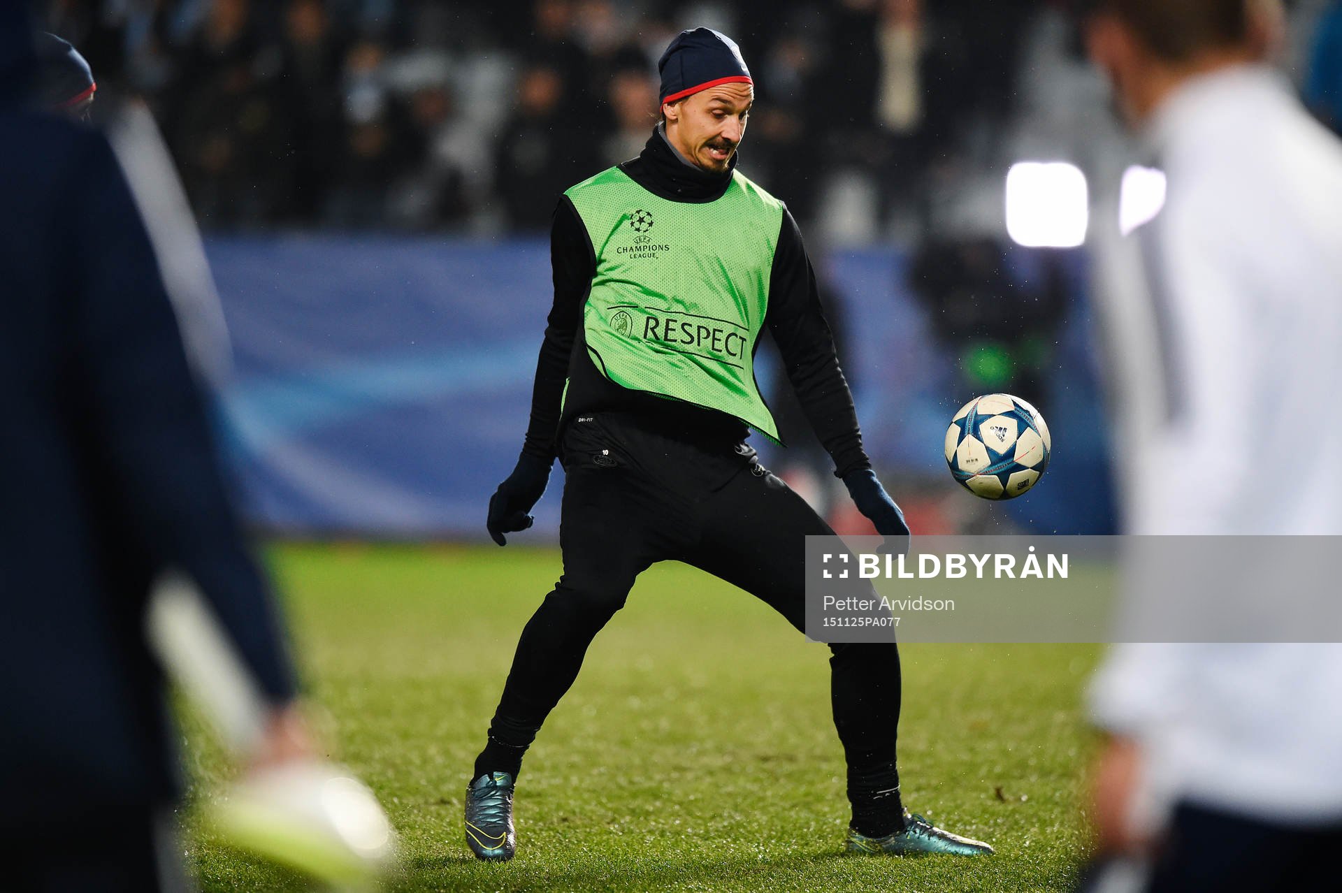 PSG:s Zlatan Ibrahimovic värmer upp inför fotbollsmatchen i Champions League mellan Malmö FF och Paris Saint Germain den 25 november 2015 i Malmö.