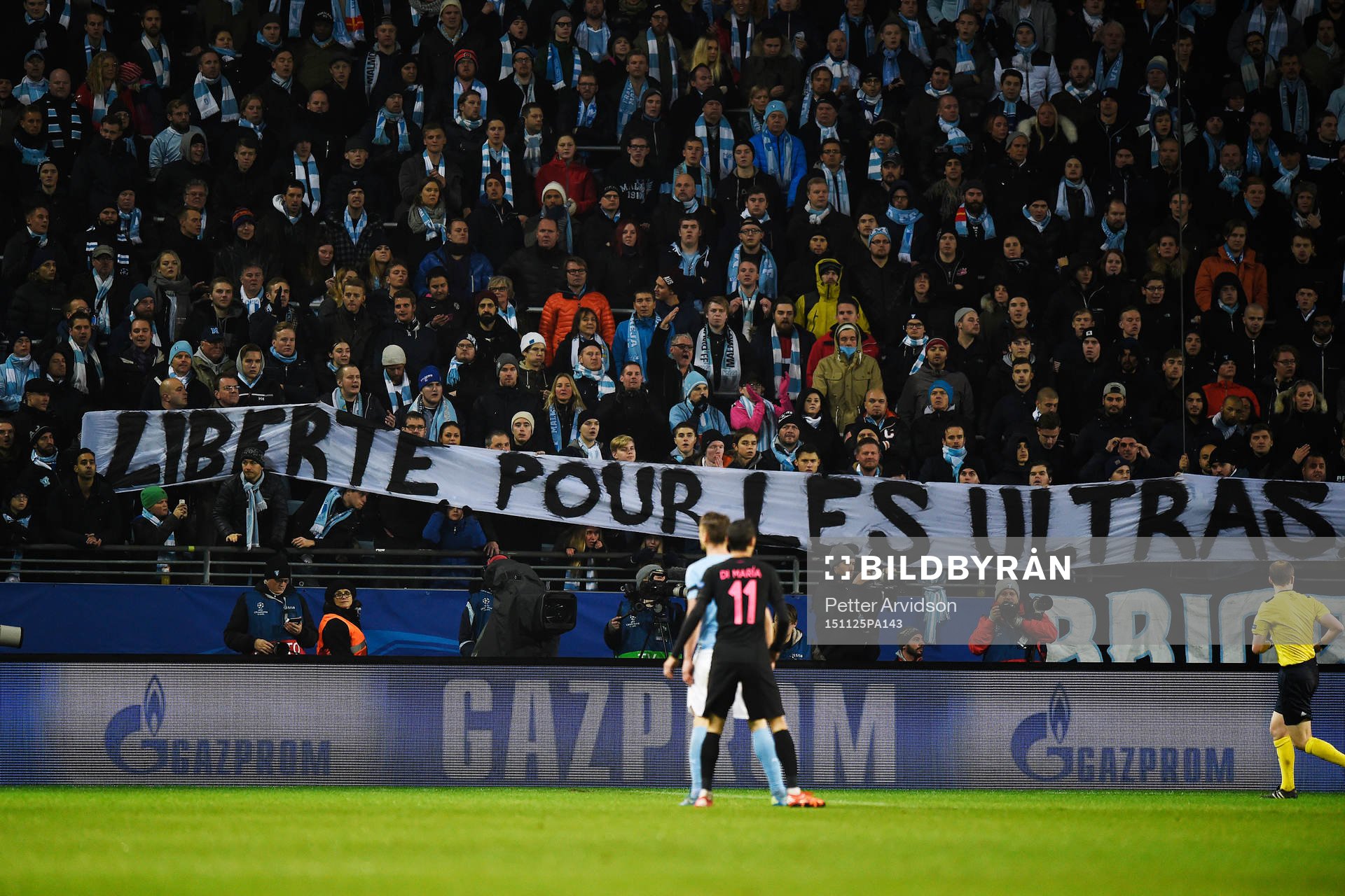 Malmö FFs supportrar håller upp en banderoll