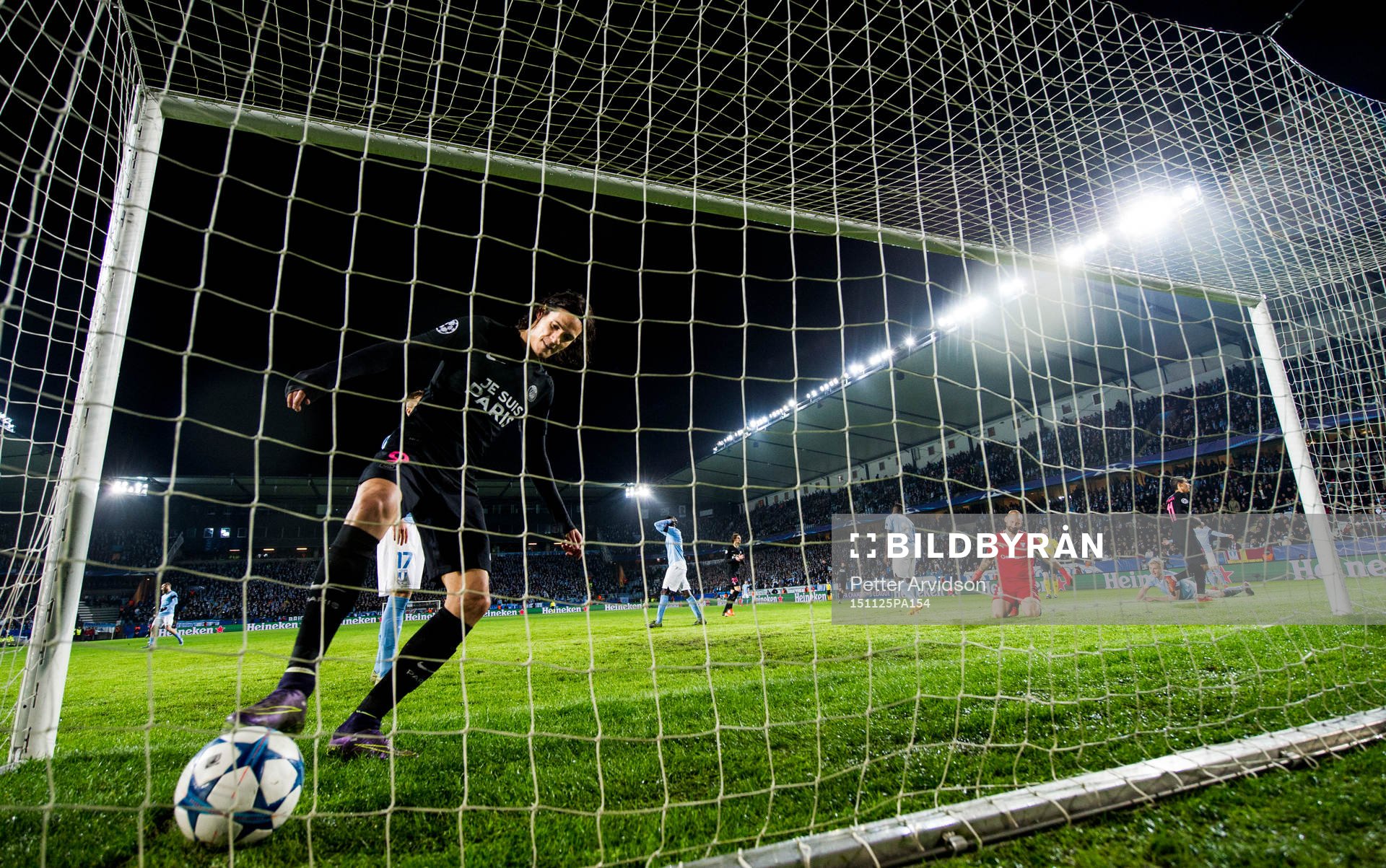 s Edinson Cavani hämtar ut bollen ur mål