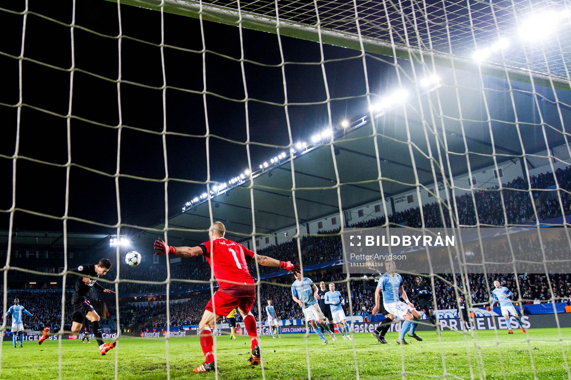 s Angel Di Maria nickar in 0-4 bakom Malmö FFs målvakt