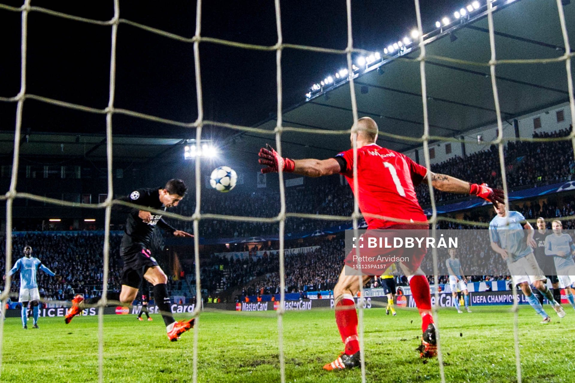 s Angel Di Maria nickar in 0-4 bakom Malmö FFs målvakt