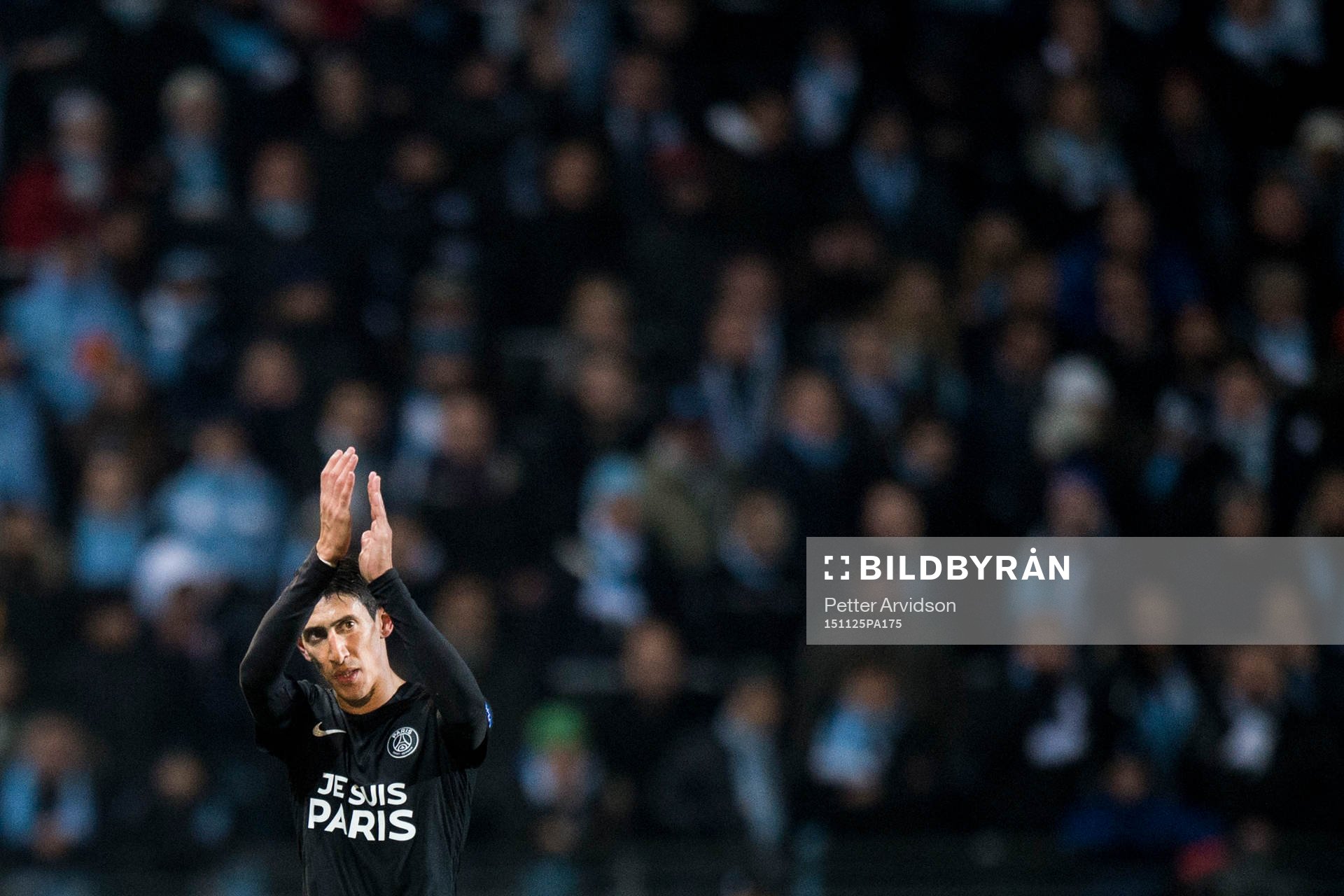 s Angel Di Maria tackar publiken