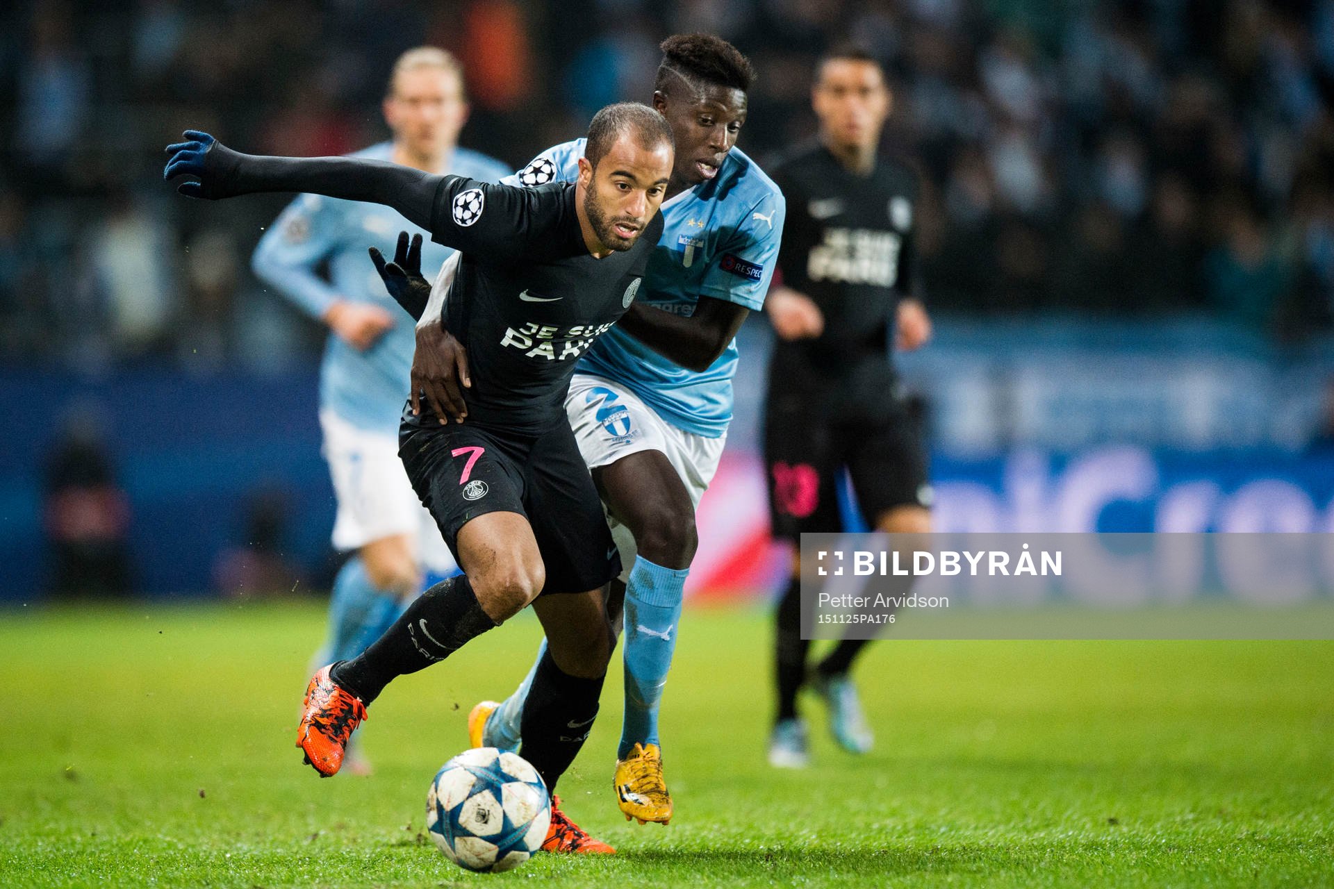 PSG:s Moura Lucas i kamp med Malmö FFs Pa Konate under fotbollsmatchen i Champions League mellan Malmö FF och Paris Saint Germain den 25 november 2015 i Malmö.