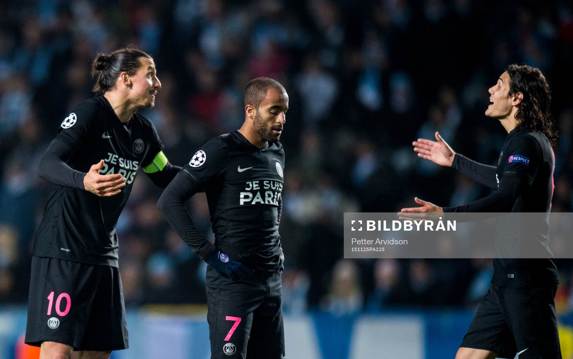 s Zlatan Ibrahimovic i bråk med Edinson Cavani (th)