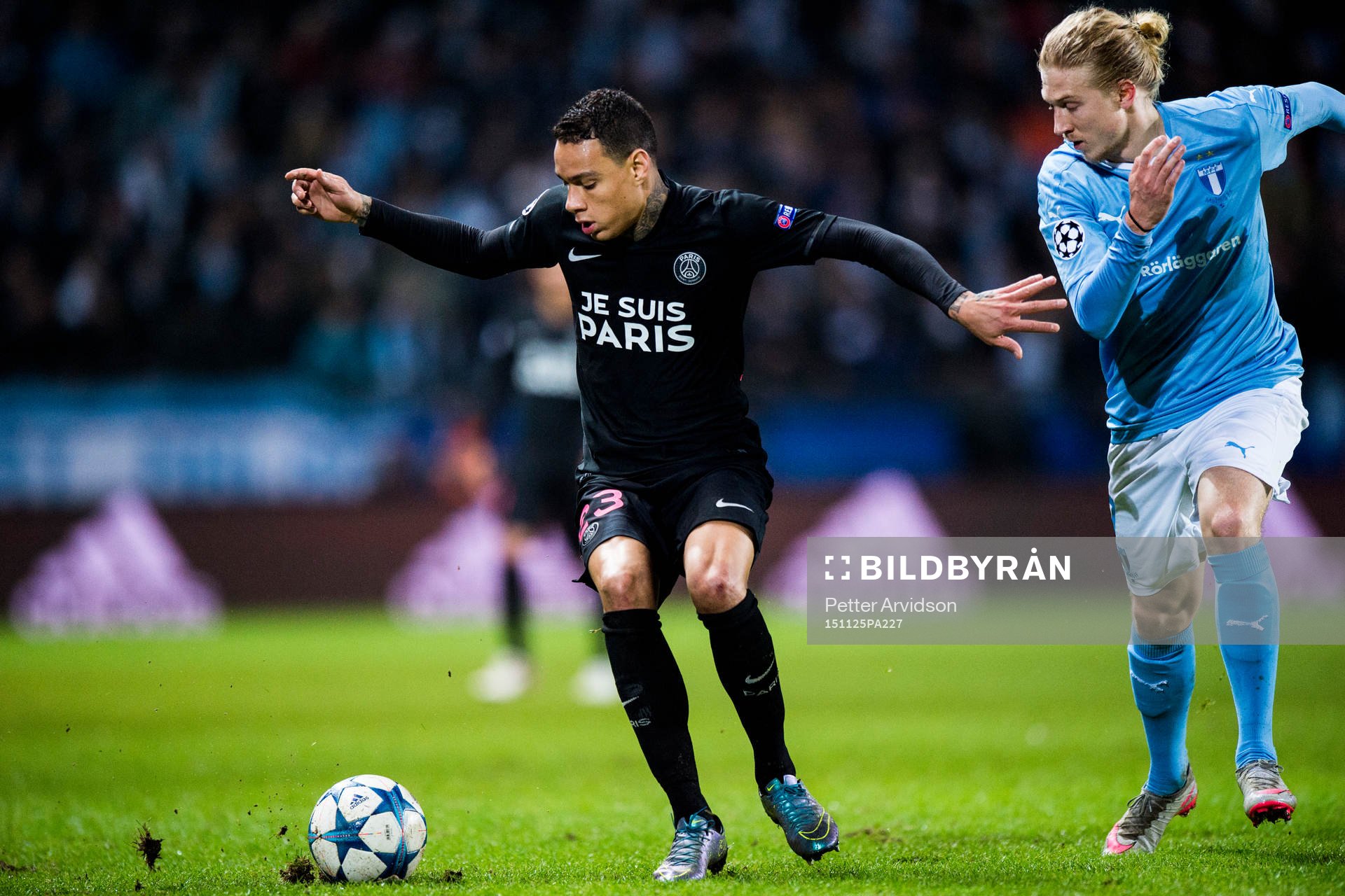 PSG:s Gregory van der Wiel och Malmö FFs Simon Kroon under fotbollsmatchen i Champions League mellan Malmö FF och Paris Saint Germain den 25 november 2015 i Malmö.