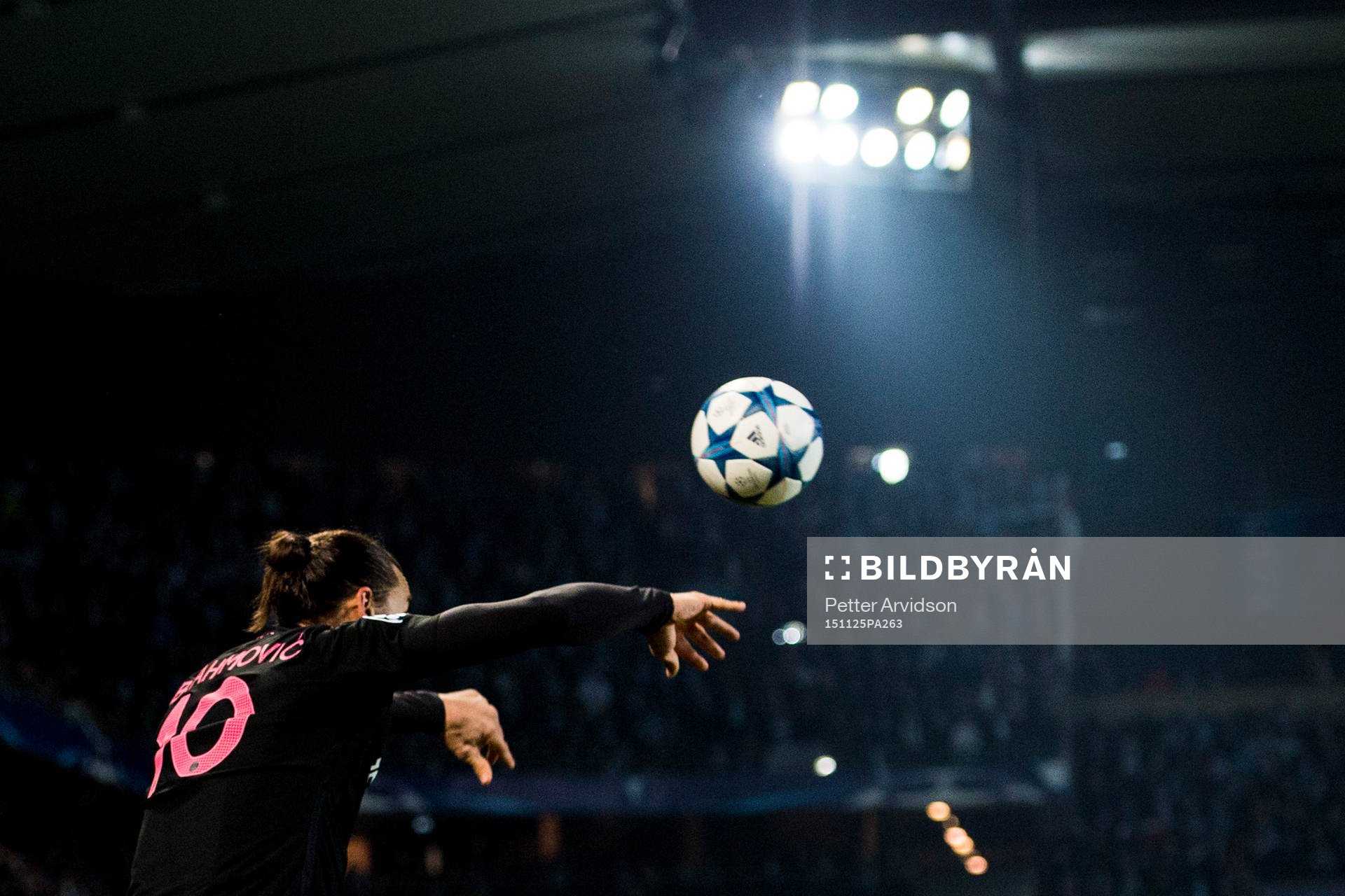 s Zlatan Ibrahimovic kastar ett inkast