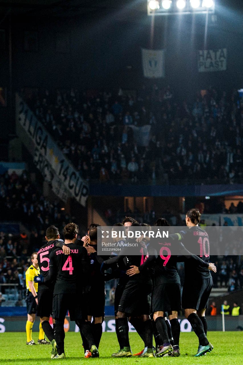 PSG:s spelare jublar efter 0-5 målet genom Moura Lucas under fotbollsmatchen i Champions League mellan Malmö FF och Paris Saint Germain den 25 november 2015 i Malmö.
