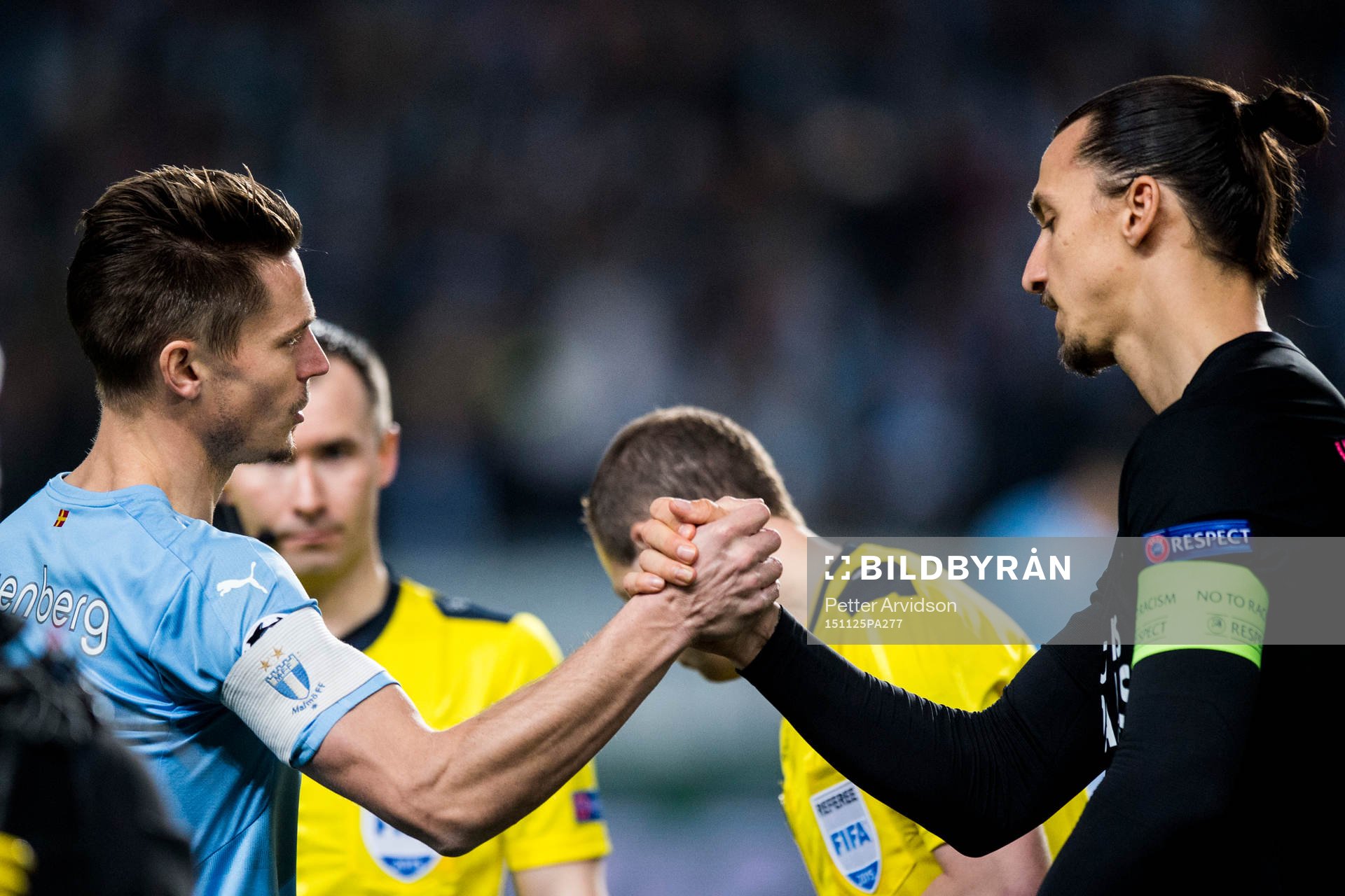 s Zlatan Ibrahimovic tar i hand