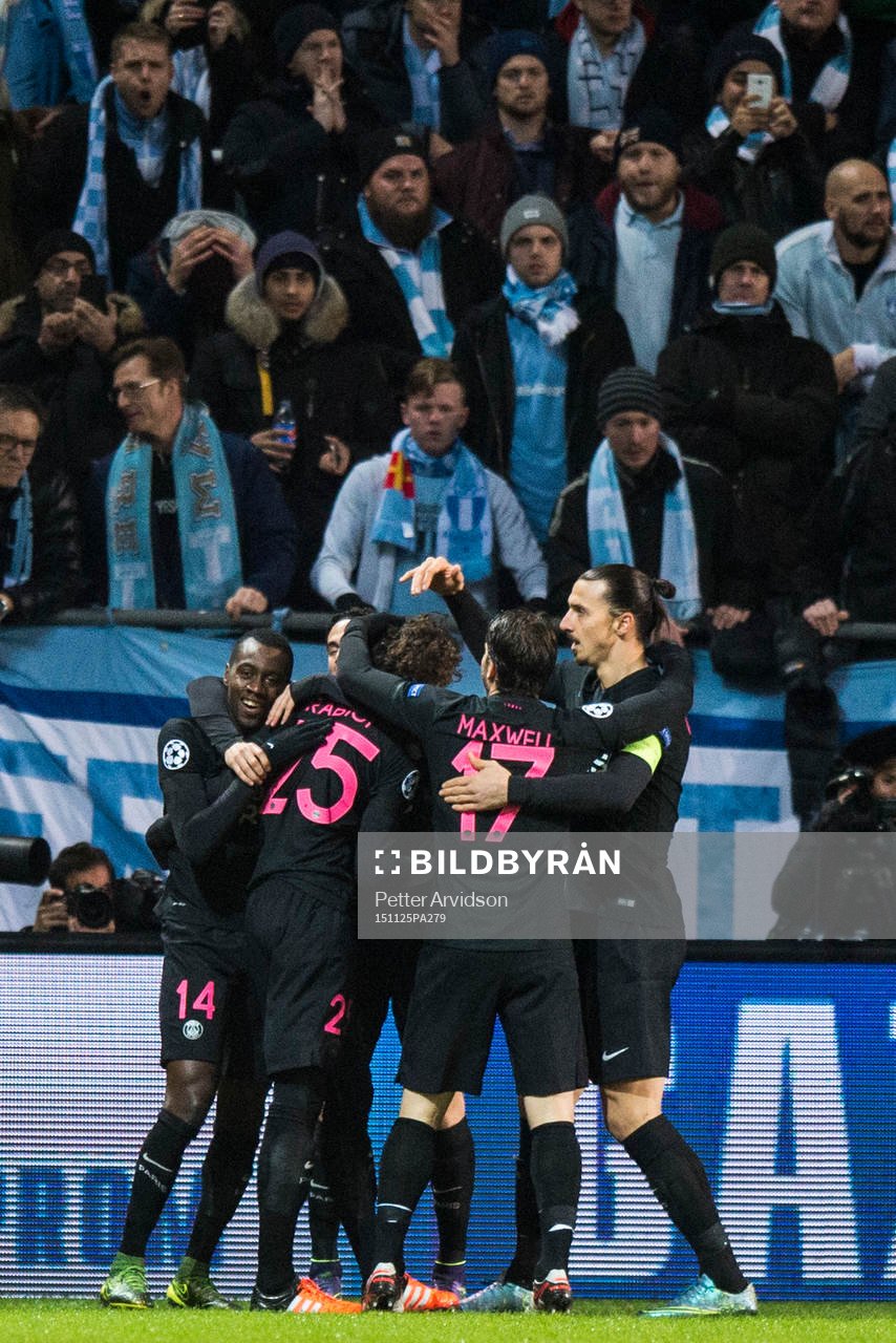 s spelare med Zlatan Ibrahimovic jublar