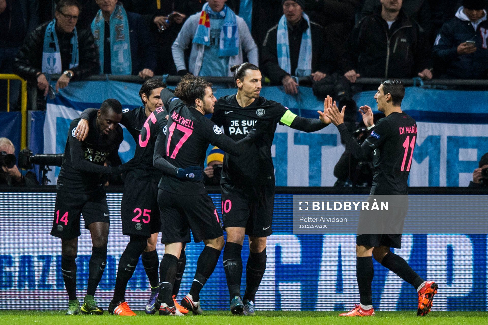 s spelare med Zlatan Ibrahimovic jublar