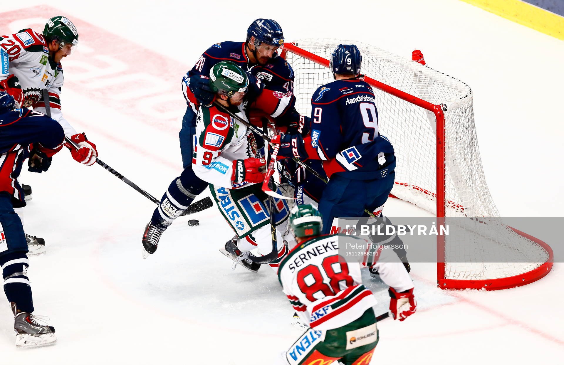 Frölundas Joel Lundqvist gör mål 0-1 med spelare i