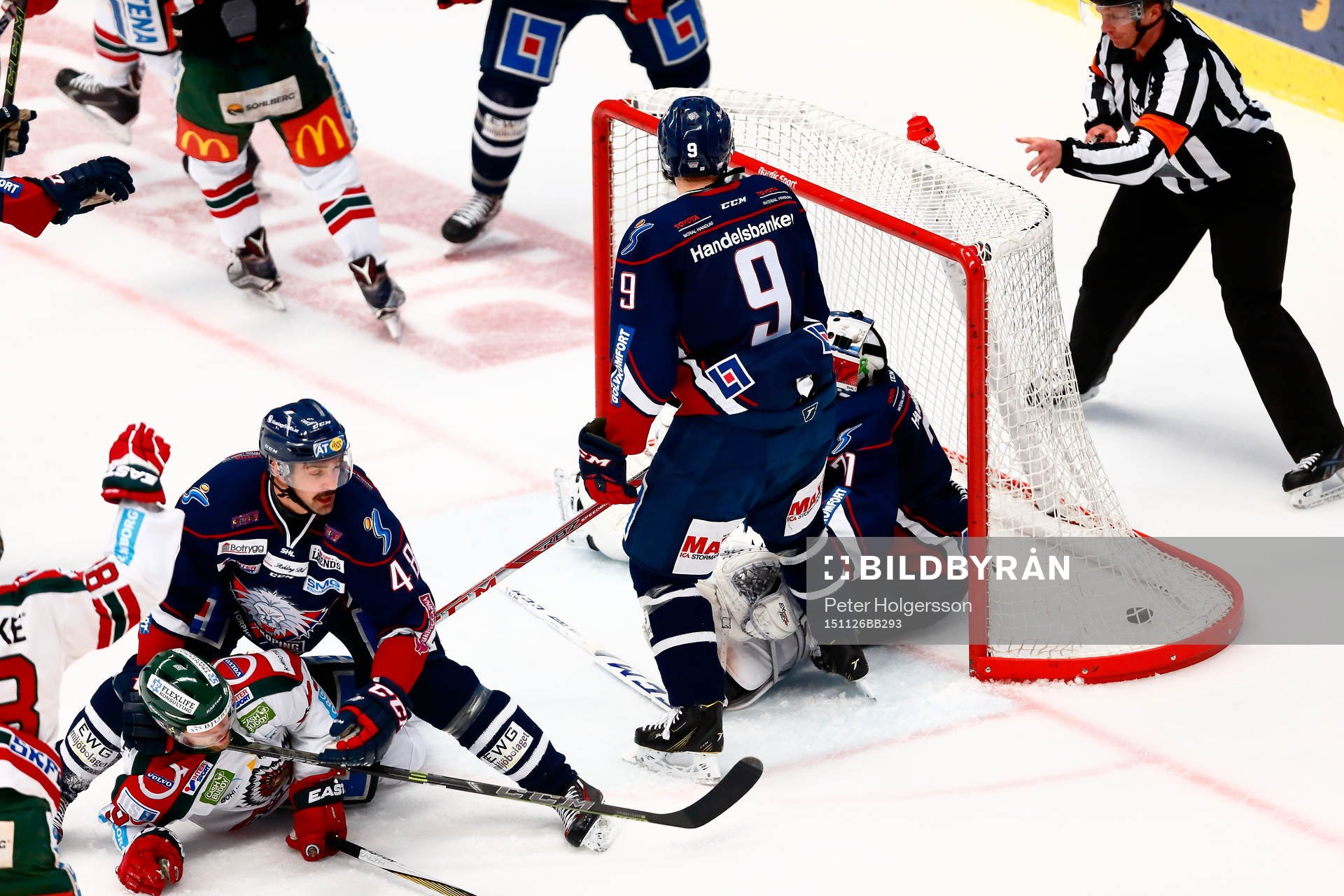 Frölundas Joel Lundqvist gör mål 0-1 med spelare i