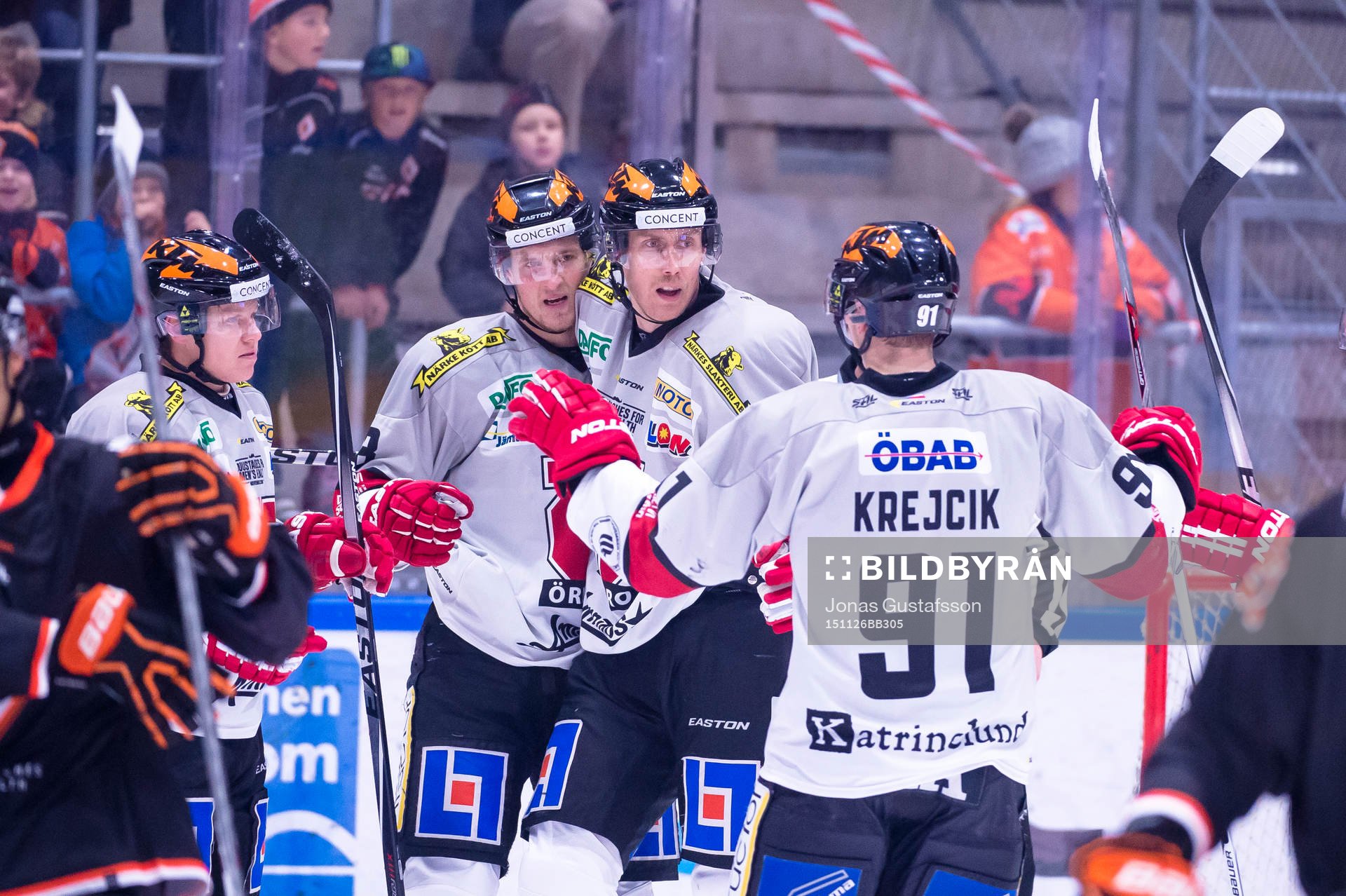 Örebros Mikko Lehtonen har gjort 2-2 och jublar