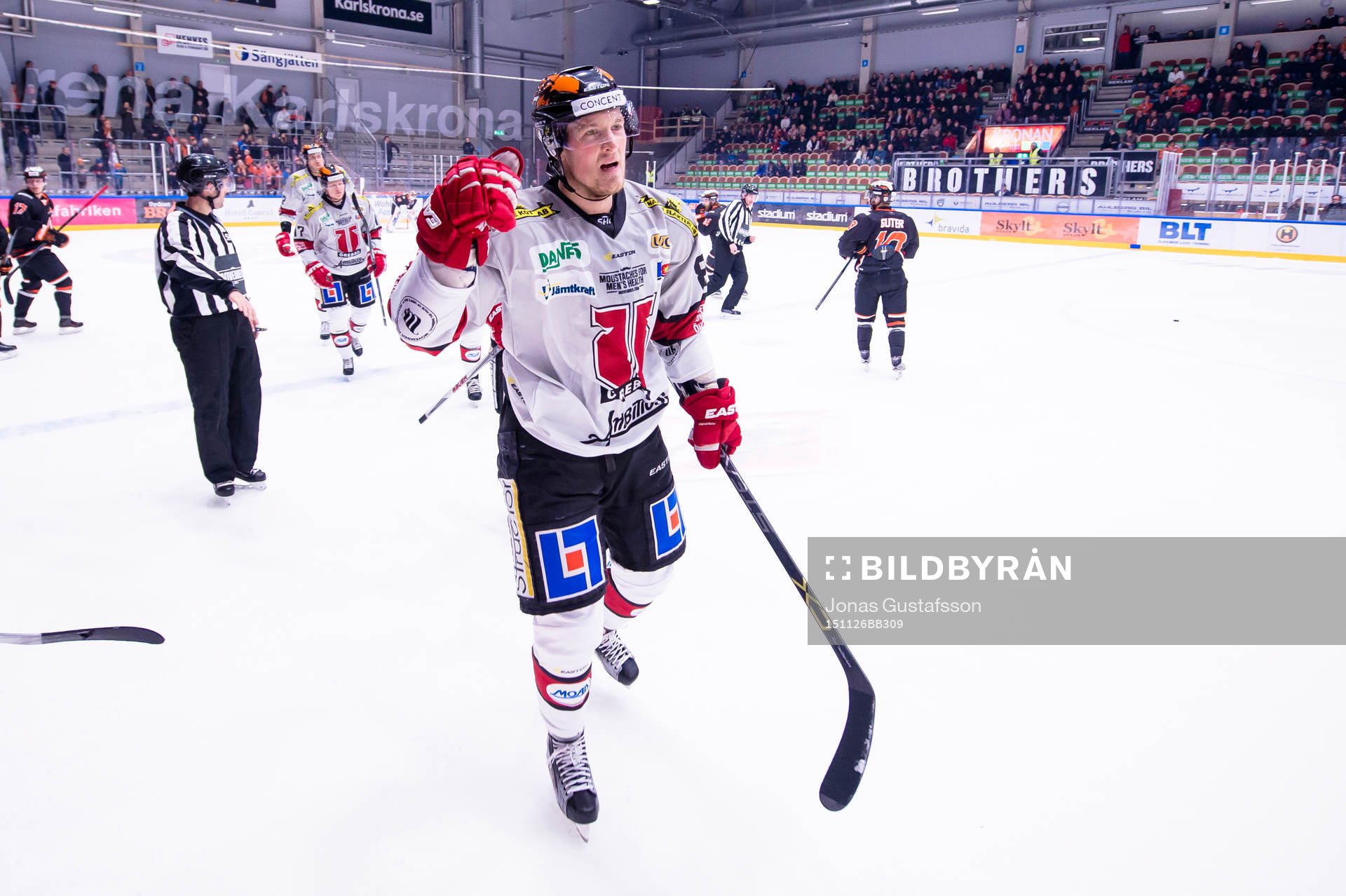 Örebros Mikko Lehtonen har gjort 2-2 och jublar