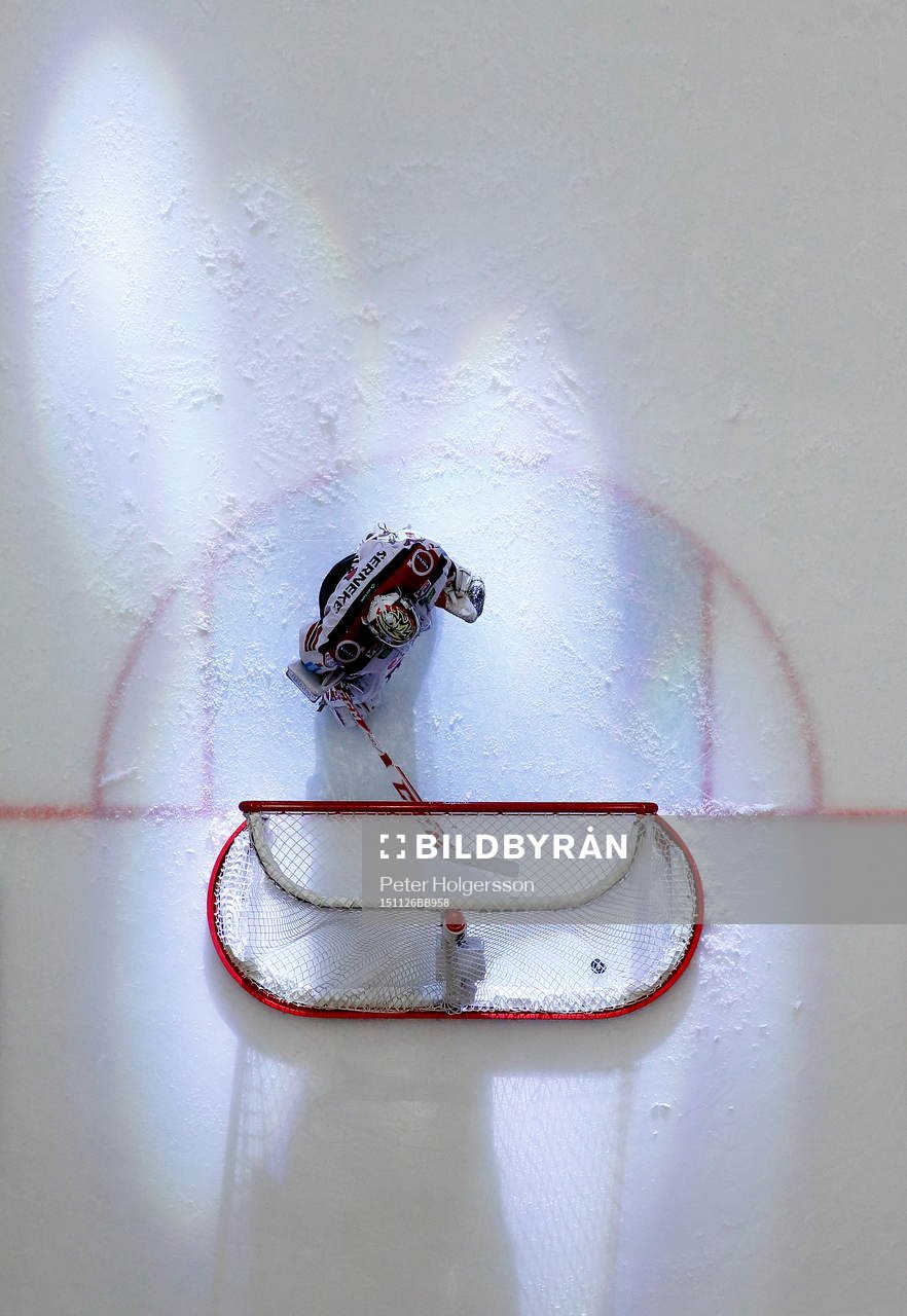 Frölundas Lars Johansson hämtar pucken i målet