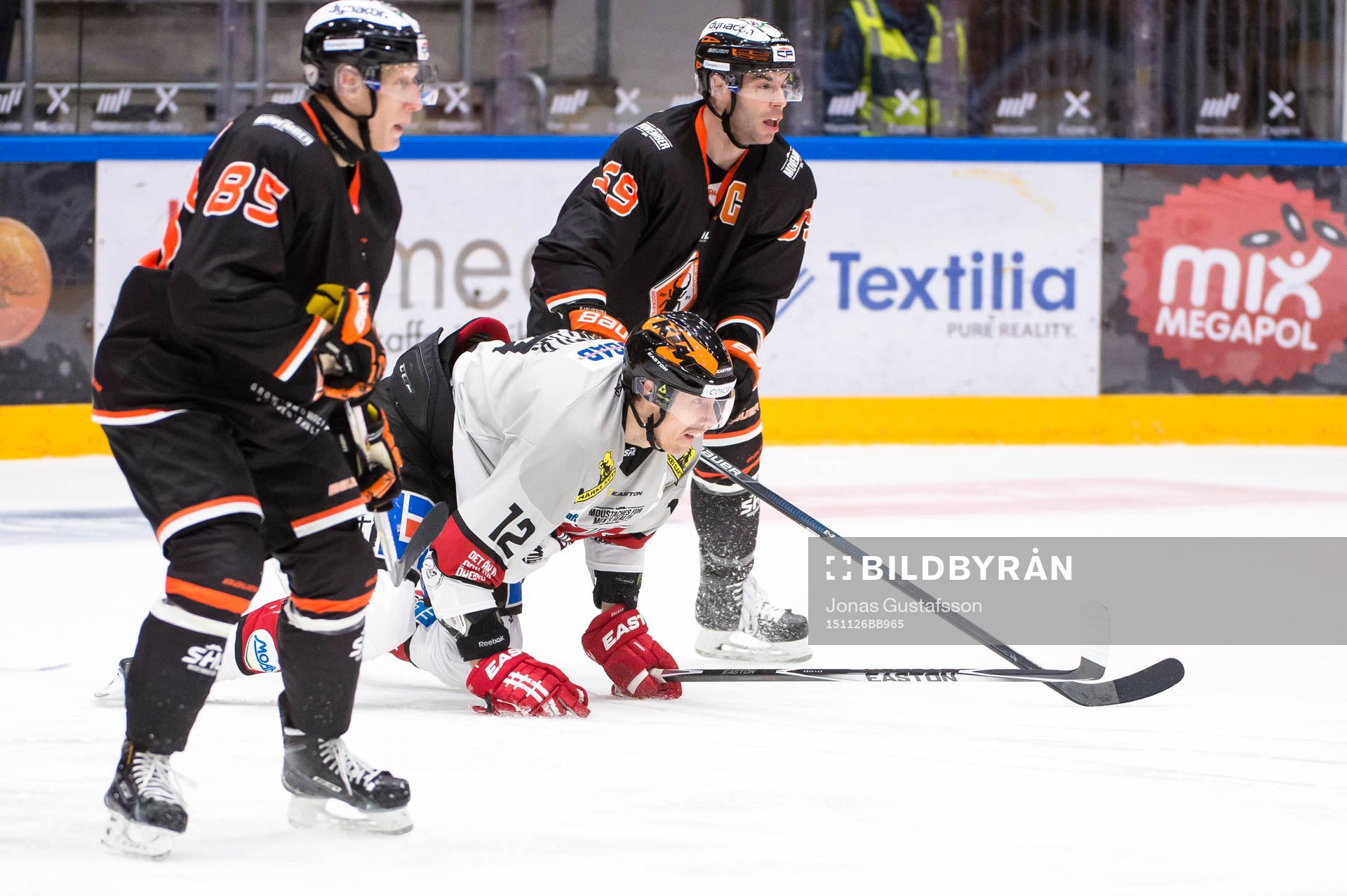 Örebros Marko Anttila ligger på isen mellan Karlskronas